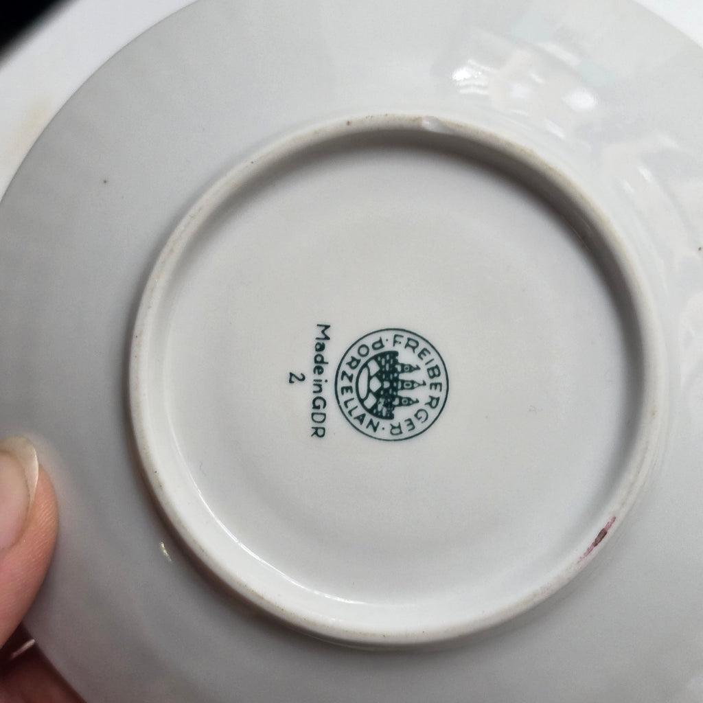 Vintage Freiberger Porzellan Sammeltasse mit Untersetzer – Romantisches Rosen-Dekor & Goldrand DDR / GDR