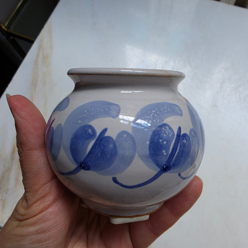 Vintage Keramik-Kugeltopf / Mini-Vase – Blau-Weißes florales Dekor