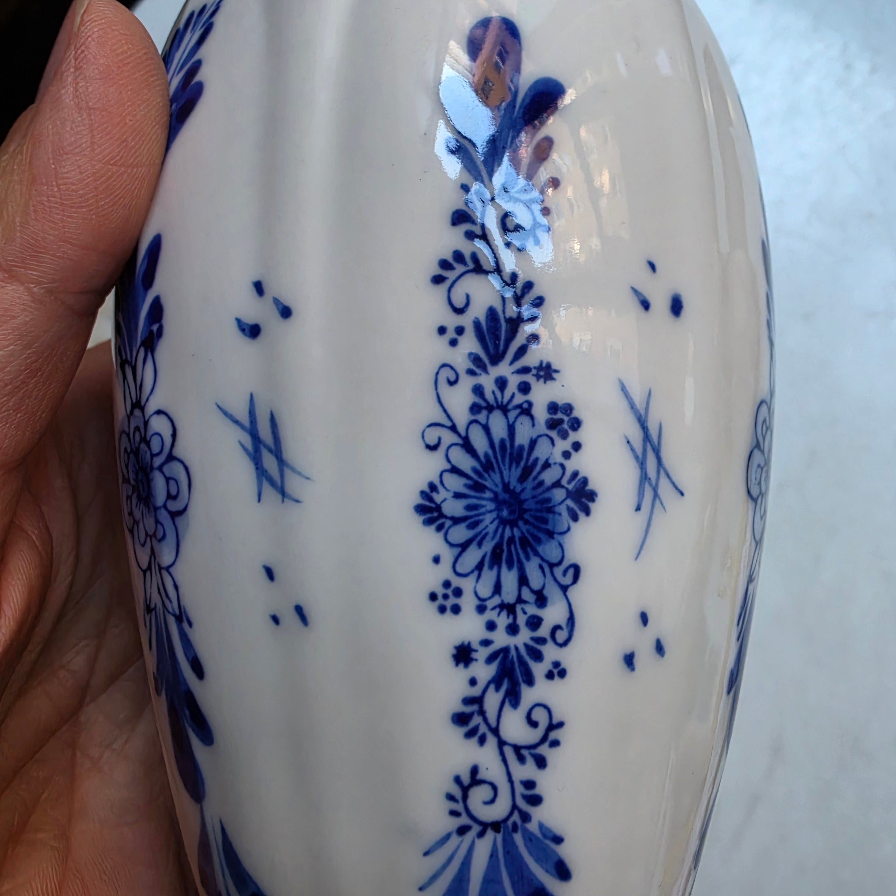 Antike Handbemalte Porzellan Vase von K&S weiß blau