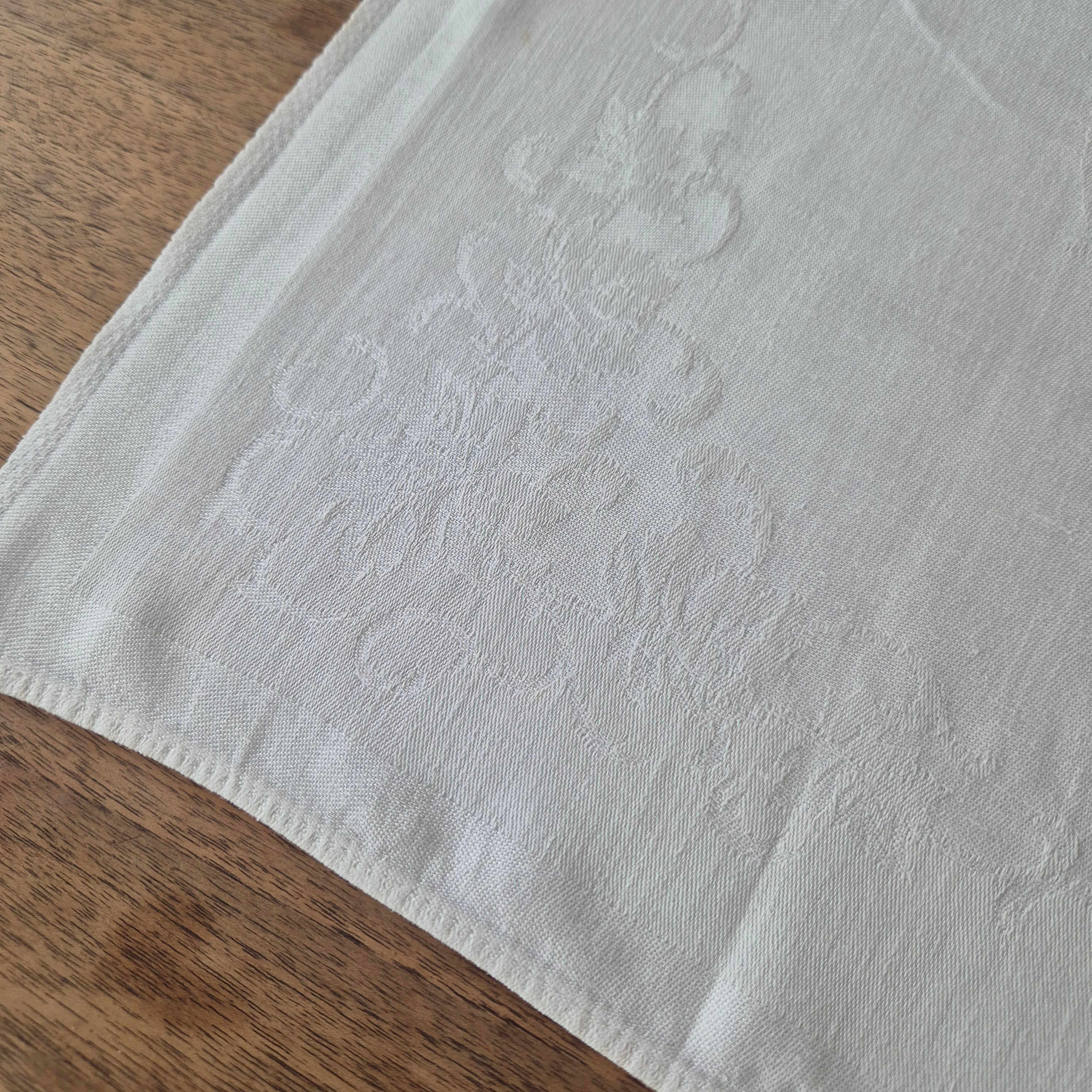 Antikes kleines Jugendstil Serviette/Mitteldecke weiß 47x50cm Damast leichter gelber Fleck