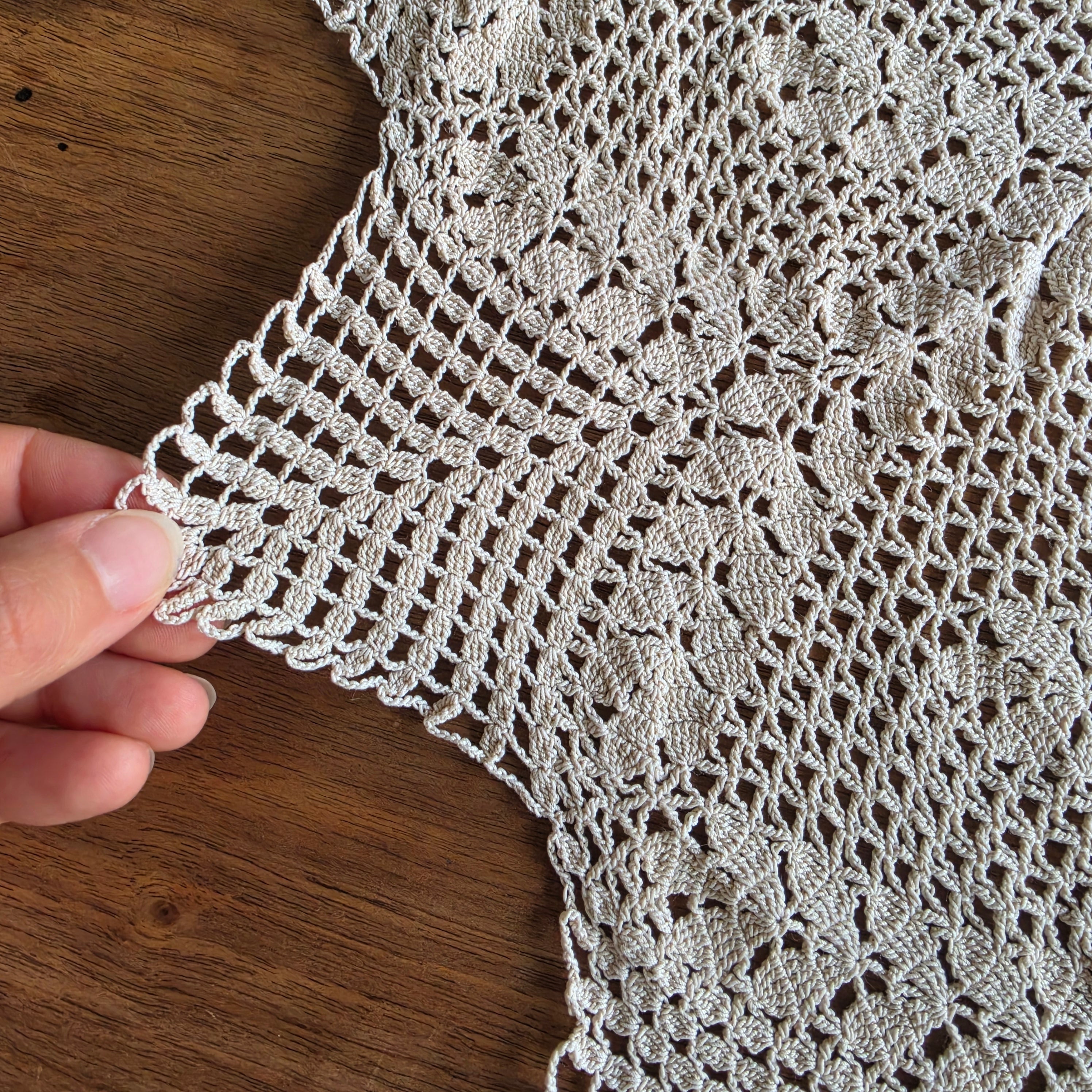 Vintage Häkeldecke Handarbeit - Filigrane Kunsthäkel-Tischdecke Beige/Natur 111cm rund