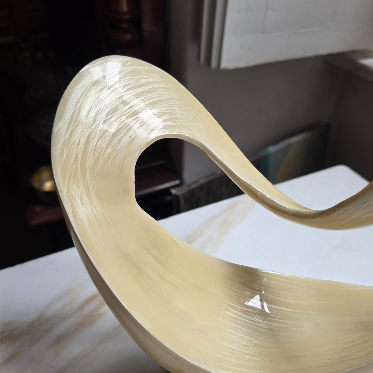 Moderne Abstrakte Skulptur im Mid-Century Style – Beige/Creme mit Metallfuß
