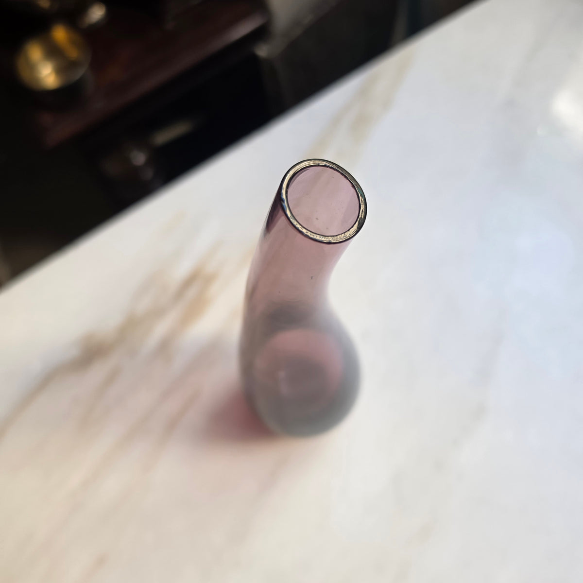 Moderne Mundgeblasene Glasvase in Trompetenform – Amethyst-Farbverlauf