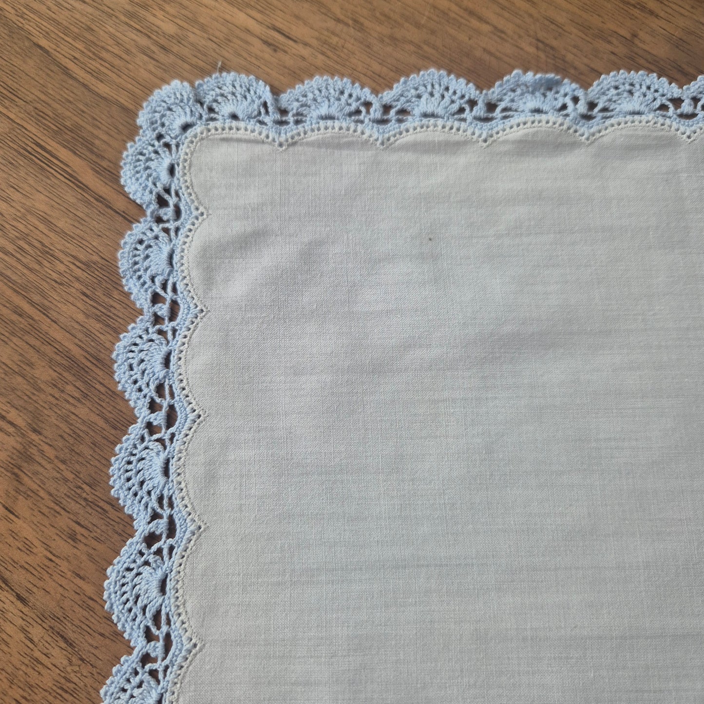 Vintage Stofftaschentuch weiß hellblau bestickt mit Rose & Monogramm L.W. Baumwolle gehäkelt/geklöppelt 28x27cm