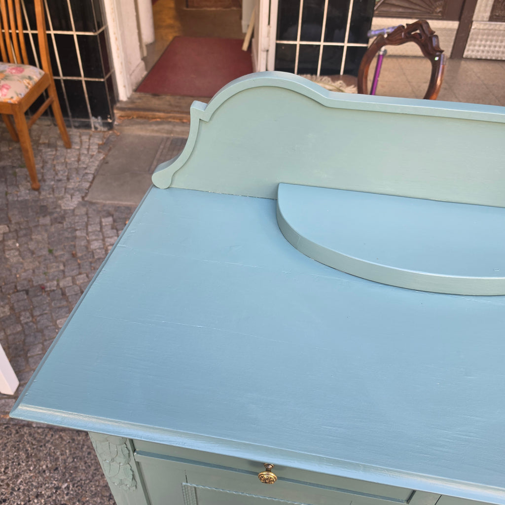 Antike Kommode mit Aufsatz im Shabby-Chic-Look – Salbeigrün mit Messingbeschlägen