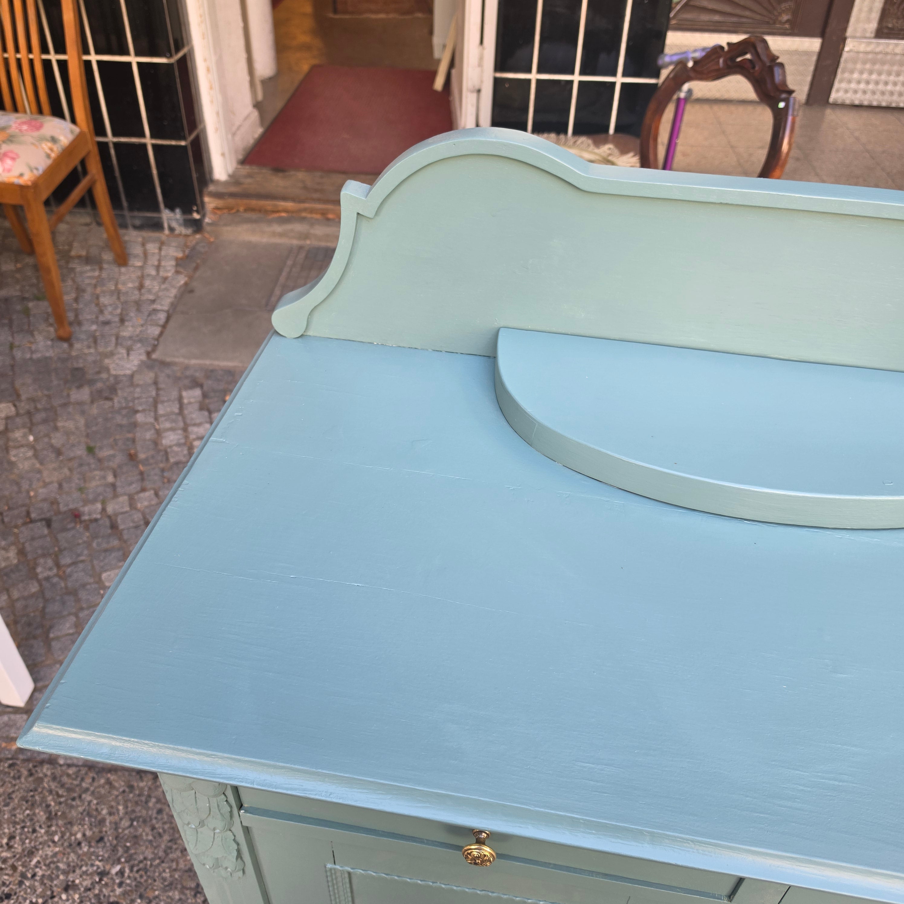 Antike Kommode mit Aufsatz im Shabby-Chic-Look – Salbeigrün mit Messingbeschlägen