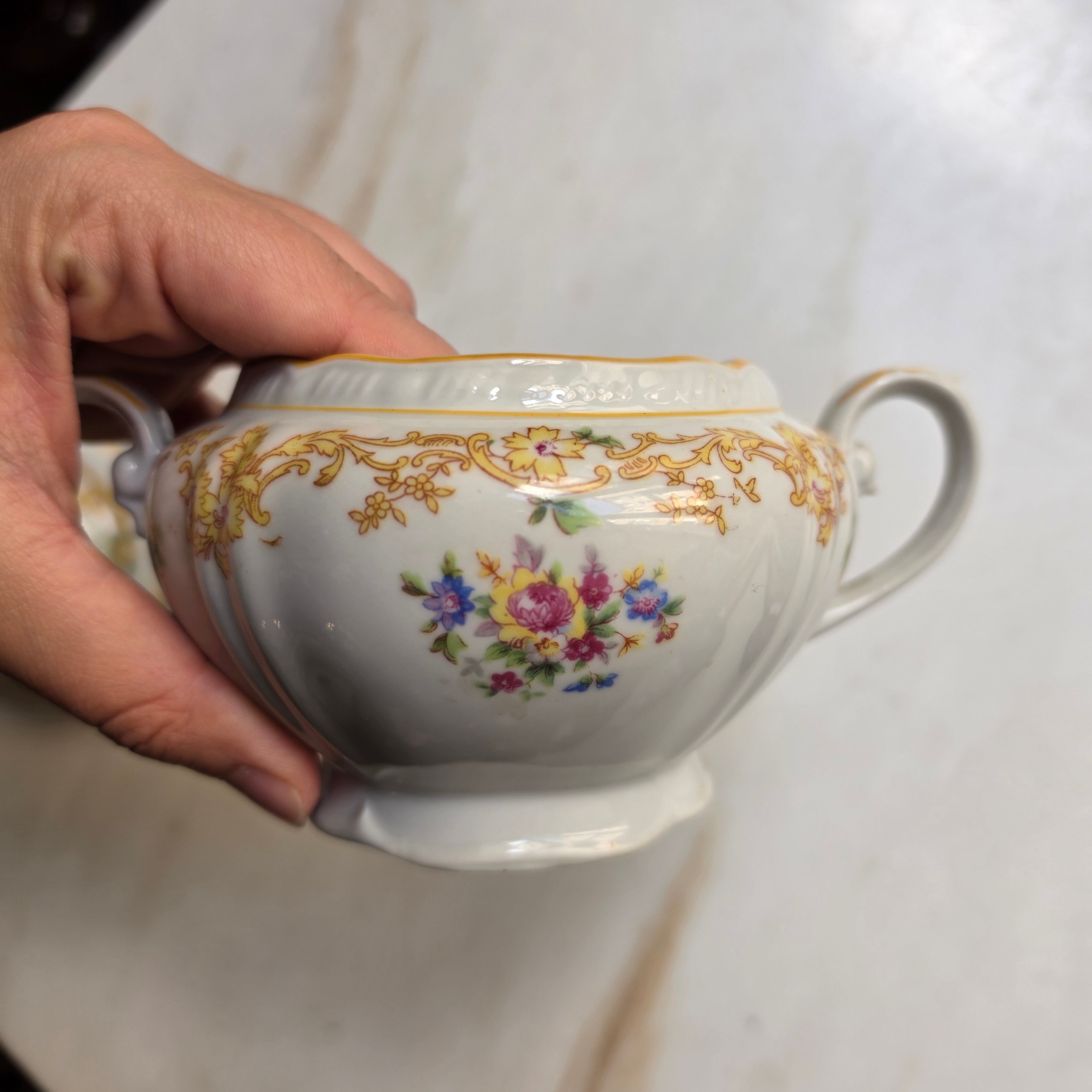 Antike Zuckerdose weiß mit Blumendekor