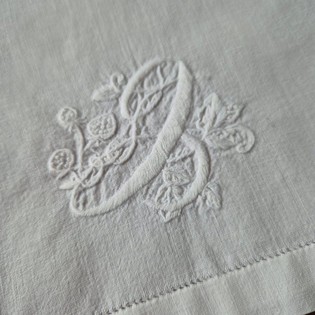 Antike Serviette / Zierdeckchen bestickt weiß klein 40x36cm ♡