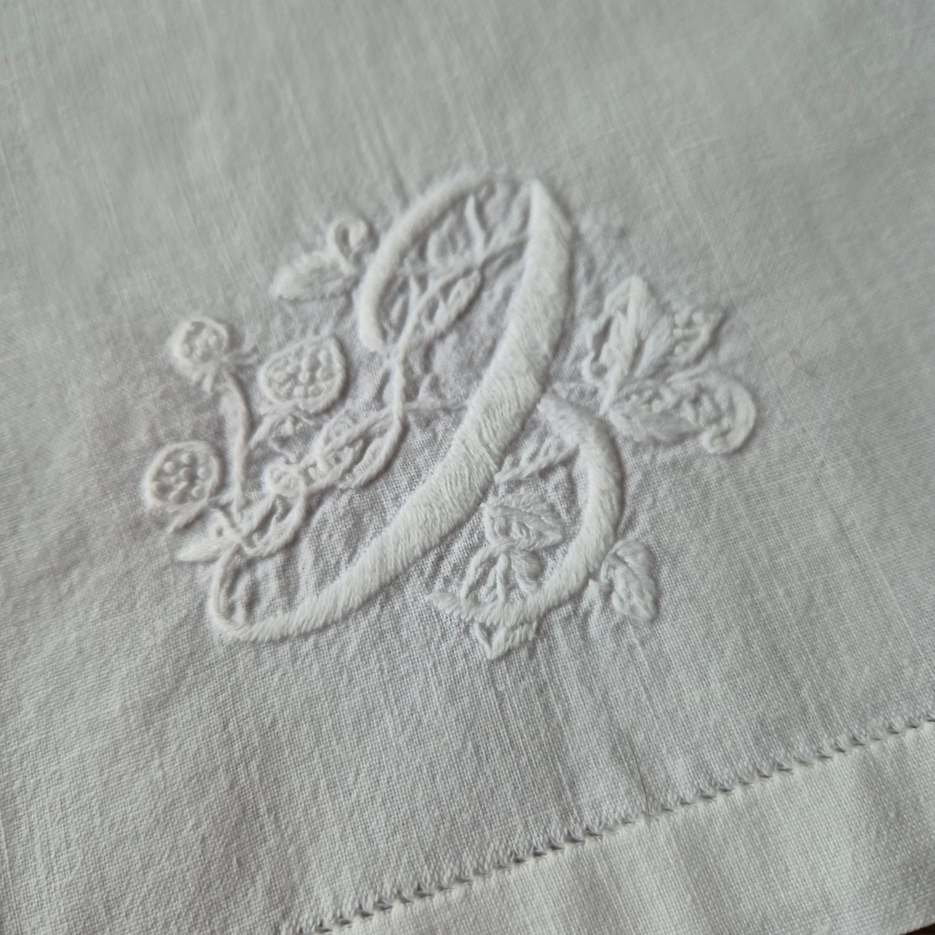 Antike Serviette / Zierdeckchen bestickt weiß klein 40x36cm ♡
