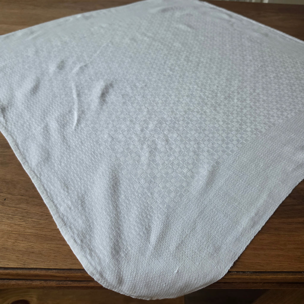 Antike Jugendstil-Mitteldecke - Serviette mit handgesticktem Monogramm M.T. – um 1900 - 69x69cm