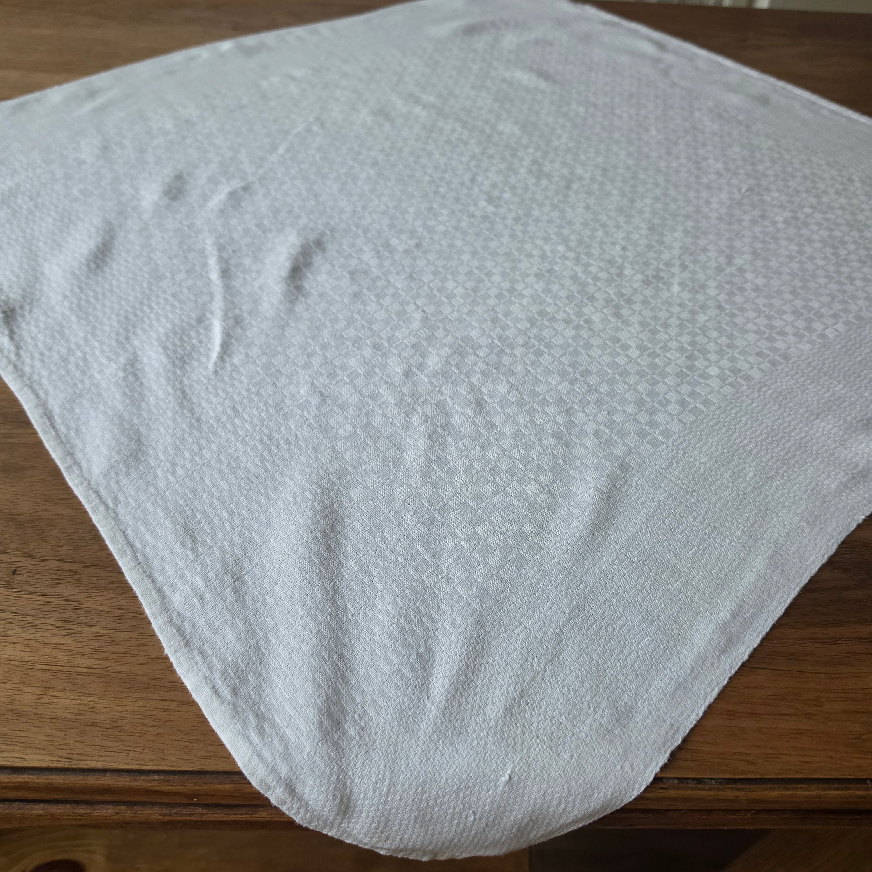 Antike Jugendstil-Mitteldecke - Serviette mit handgesticktem Monogramm M.T. – um 1900 - 69x69cm