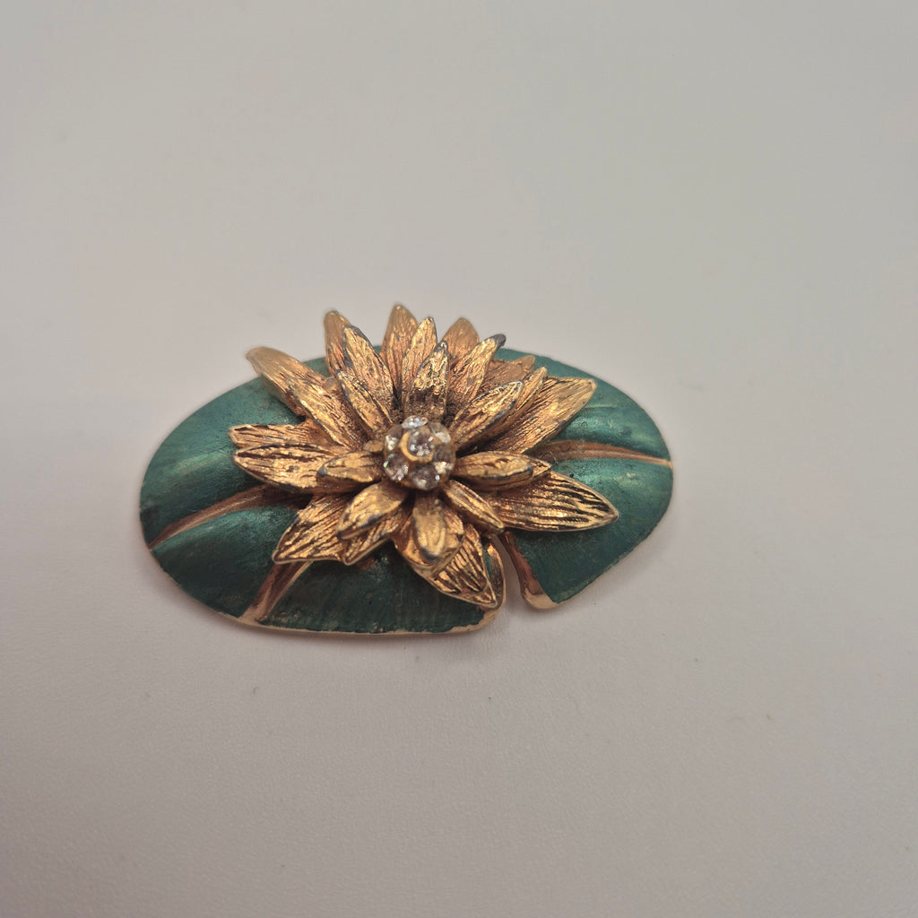 Vintage Seerosen-Brosche mit echter Patina – Gold/Grün