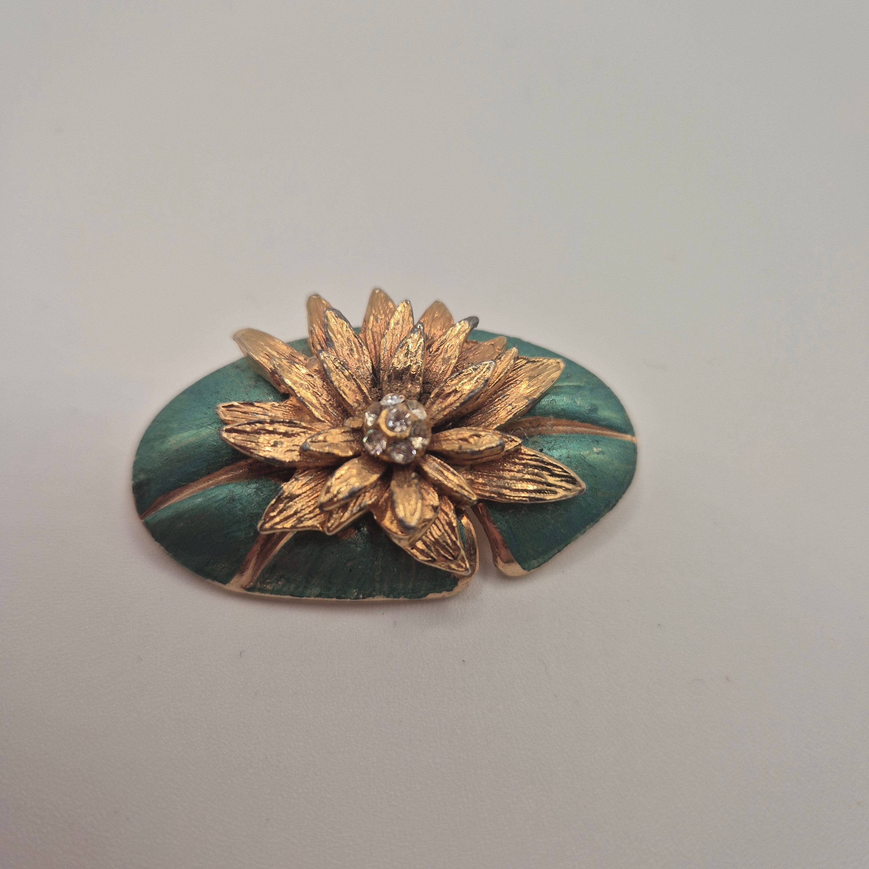 Vintage Seerosen-Brosche mit echter Patina – Gold/Grün