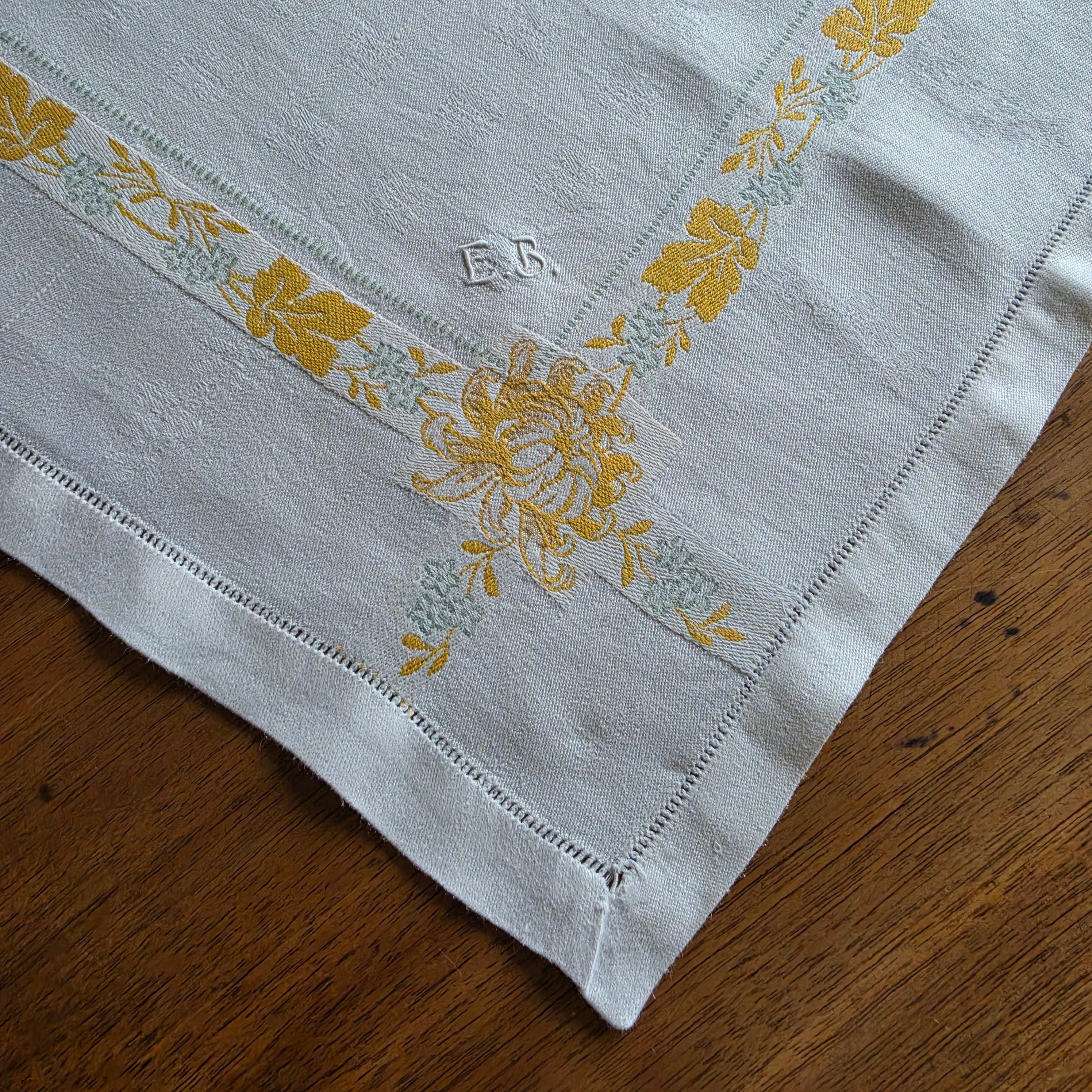 Elegante Vintage-Stoffserviette Zierdeckchen mit floraler Stickerei - Monogramm E.B.
