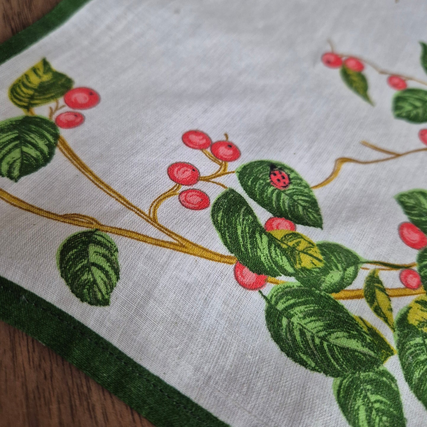 2x Vintage bedruckte Servietten Grün weiß Vogelmotiv und Pflanzenmotiv Baumwolle