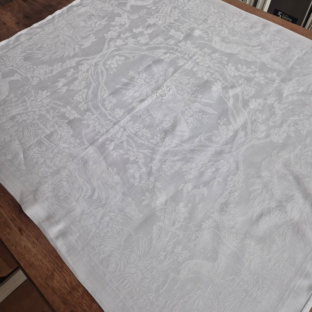 Antike Tischdecke weiß 77x91cm Damast weiß Jagtmotiv und Monogram L.B