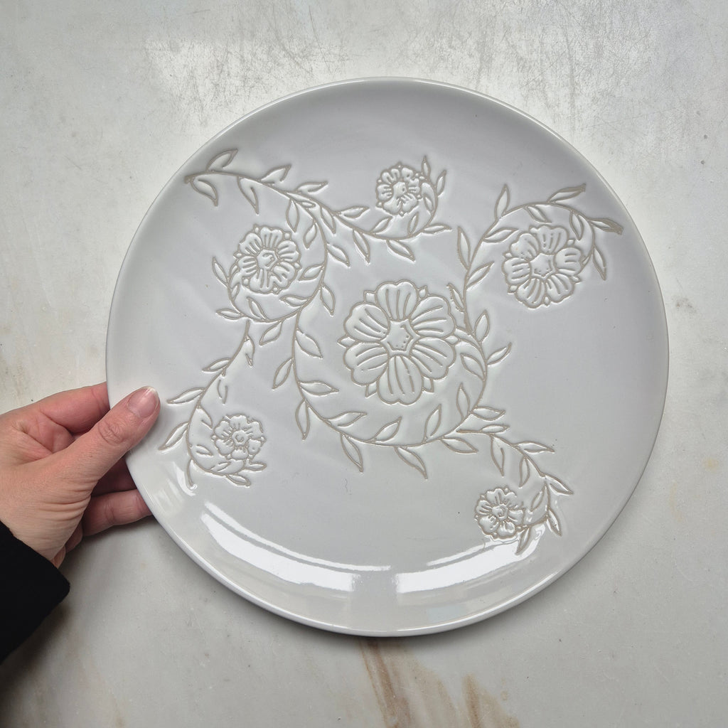 Großer Cremeweißer Keramik Teller mit Blumenmuster
