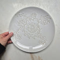 Großer Cremeweißer Keramik Teller mit Blumenmuster