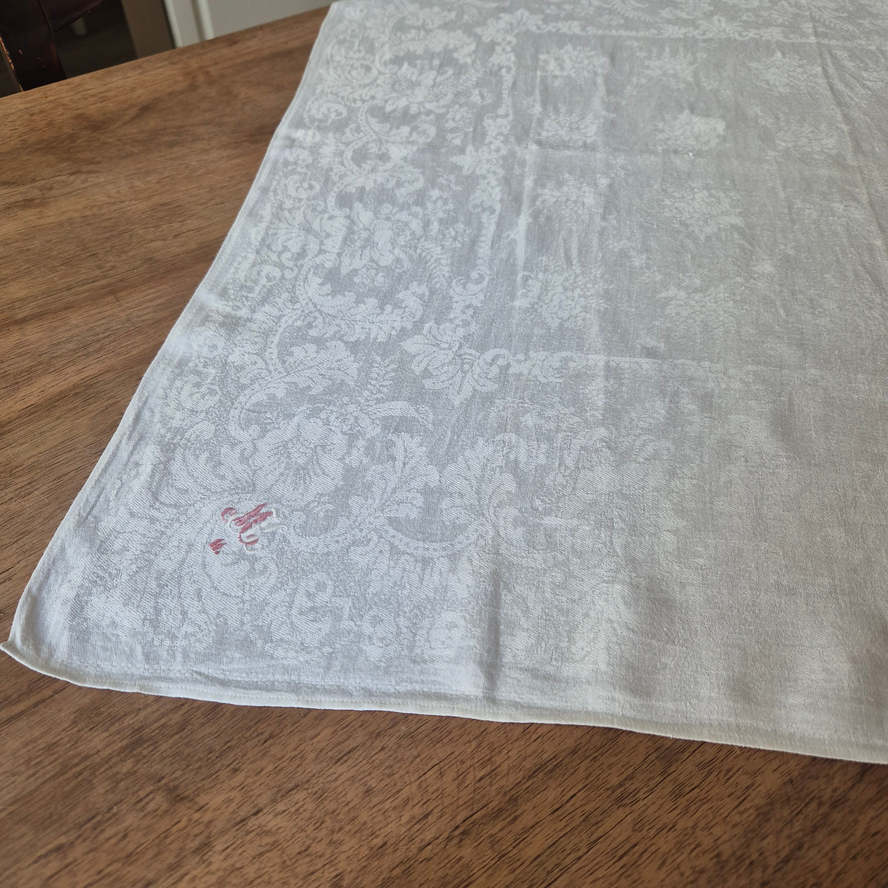 Antike Jugendstil Serviette oder Mitteldecke mit roten Monogramm M.K.