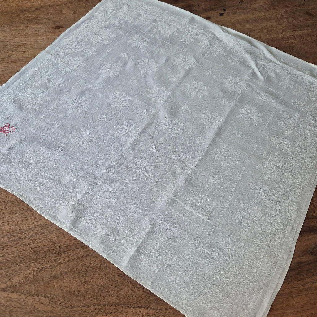 Antike Jugendstil Serviette/Mitteldecke rot bestickt weiß 59x59cm Monogramm B.N. Damast