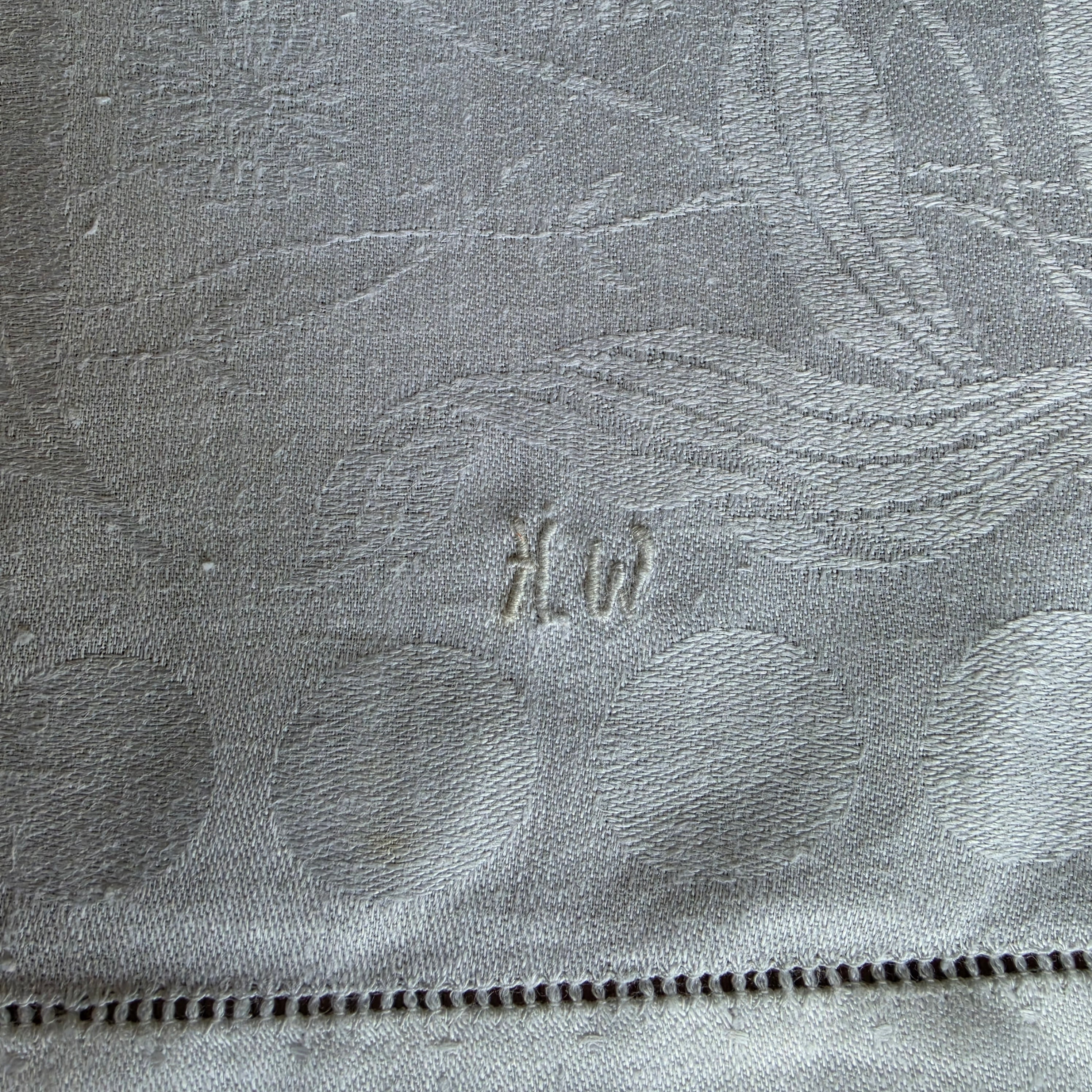 Vintage Damast-Tischläufer / Paradehandtuch mit Jugendstil-Tulpenmuster & Monogramm „H.W.“
