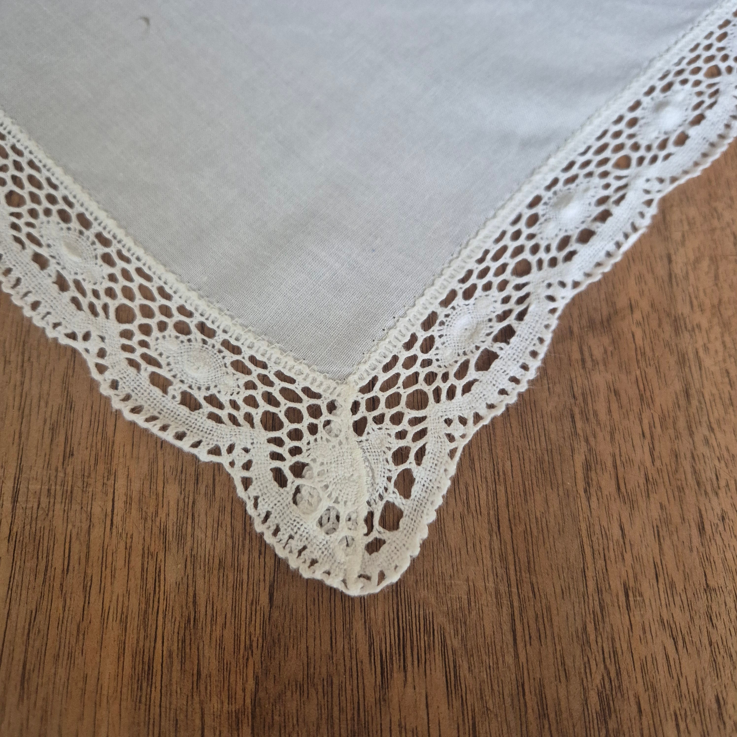 Vintage Tischdecke Baumwolle mit Blumenstickerei und durchbrochener Spitze 82x79cm