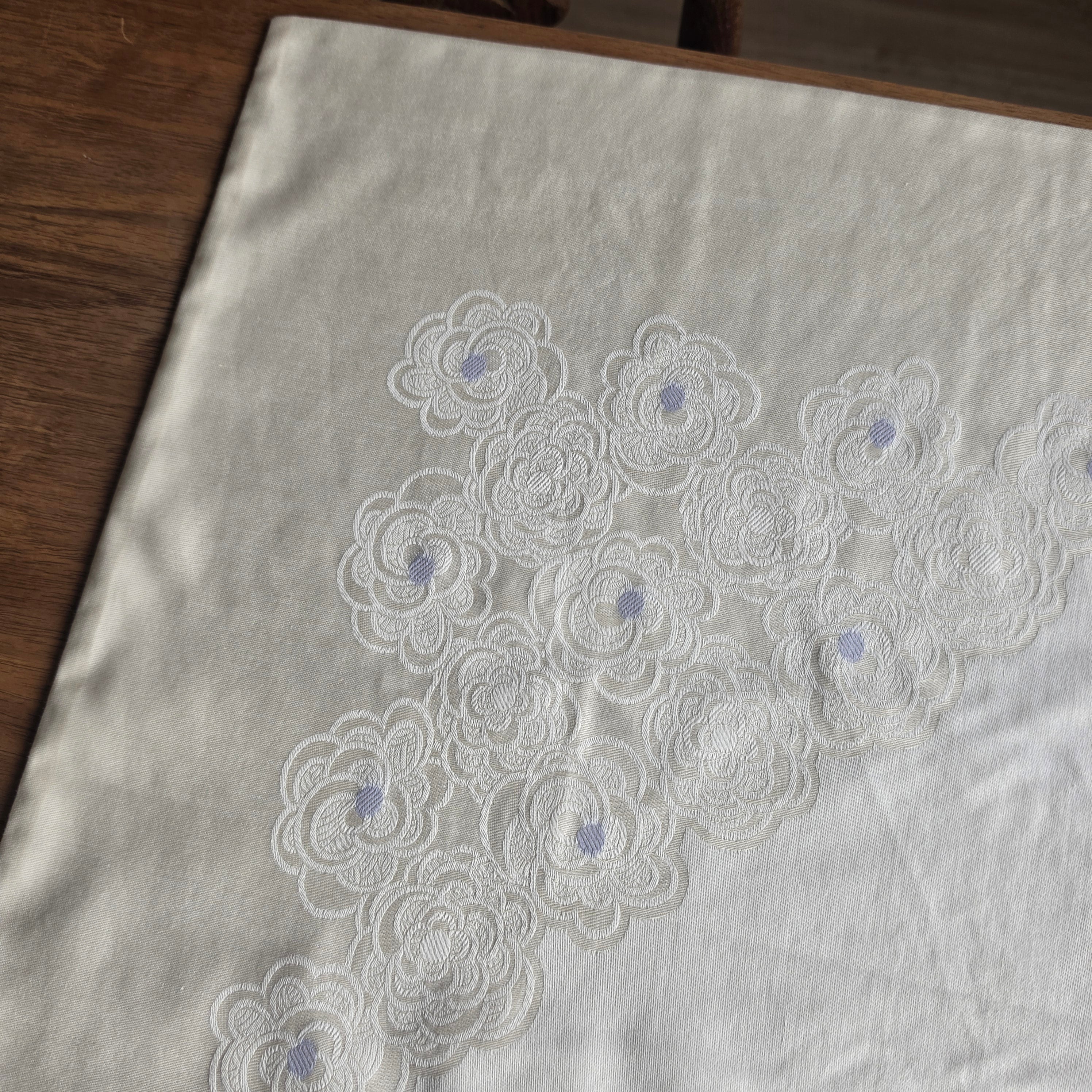 Antiker großer Jugendstil Kopfkissenbezug mit Häkelspitze 75x80cm Baumwolle wei Vintage Kissenbezug mit floraler Relief-Webung & Schleifendetails – Creme
