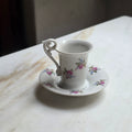Vintage Kahla Mokkatasse / Espressotasse mit Untertasse – Romantisches Blümchendekor & Schwanenhals-Henkel