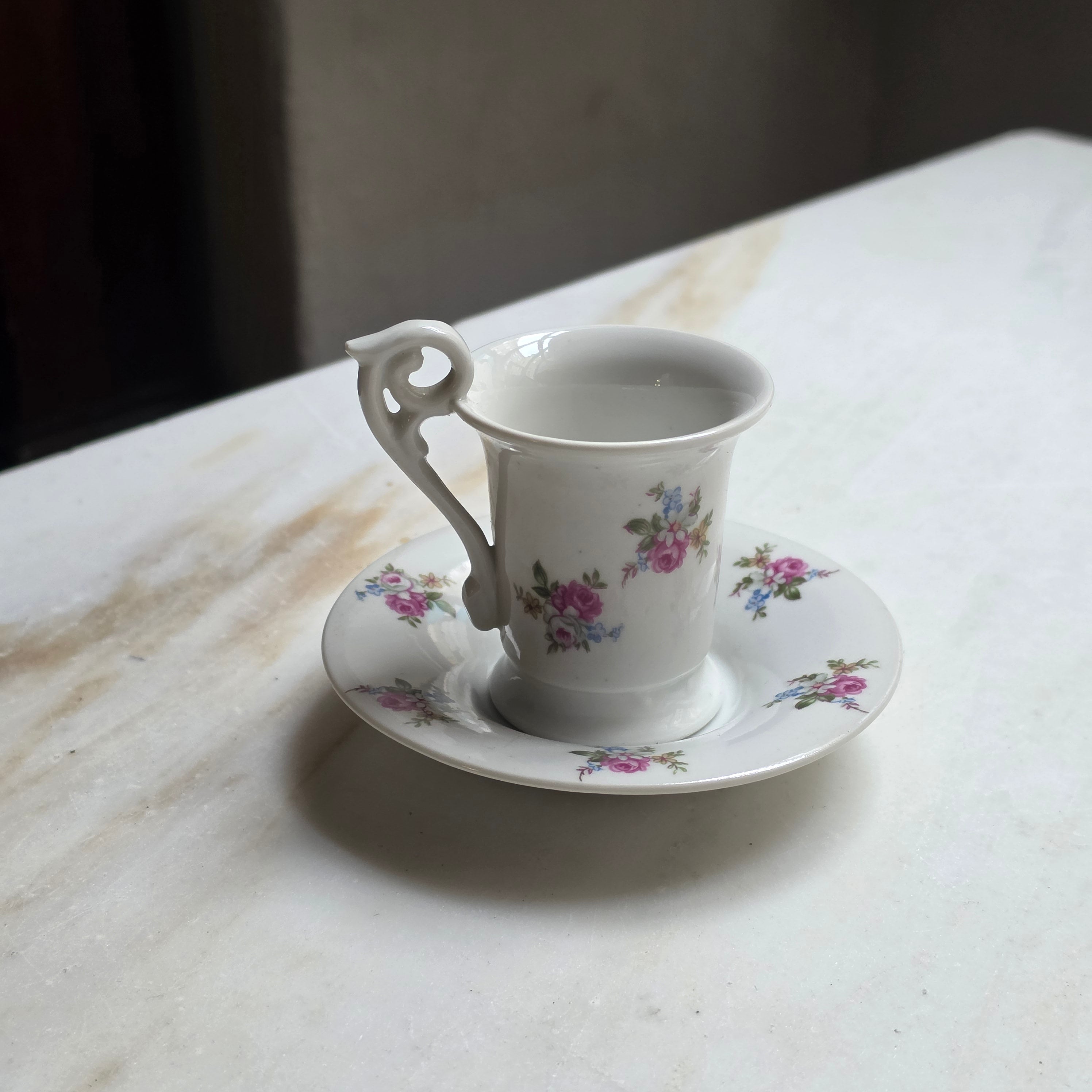 Vintage Kahla Mokkatasse / Espressotasse mit Untertasse – Romantisches Blümchendekor & Schwanenhals-Henkel