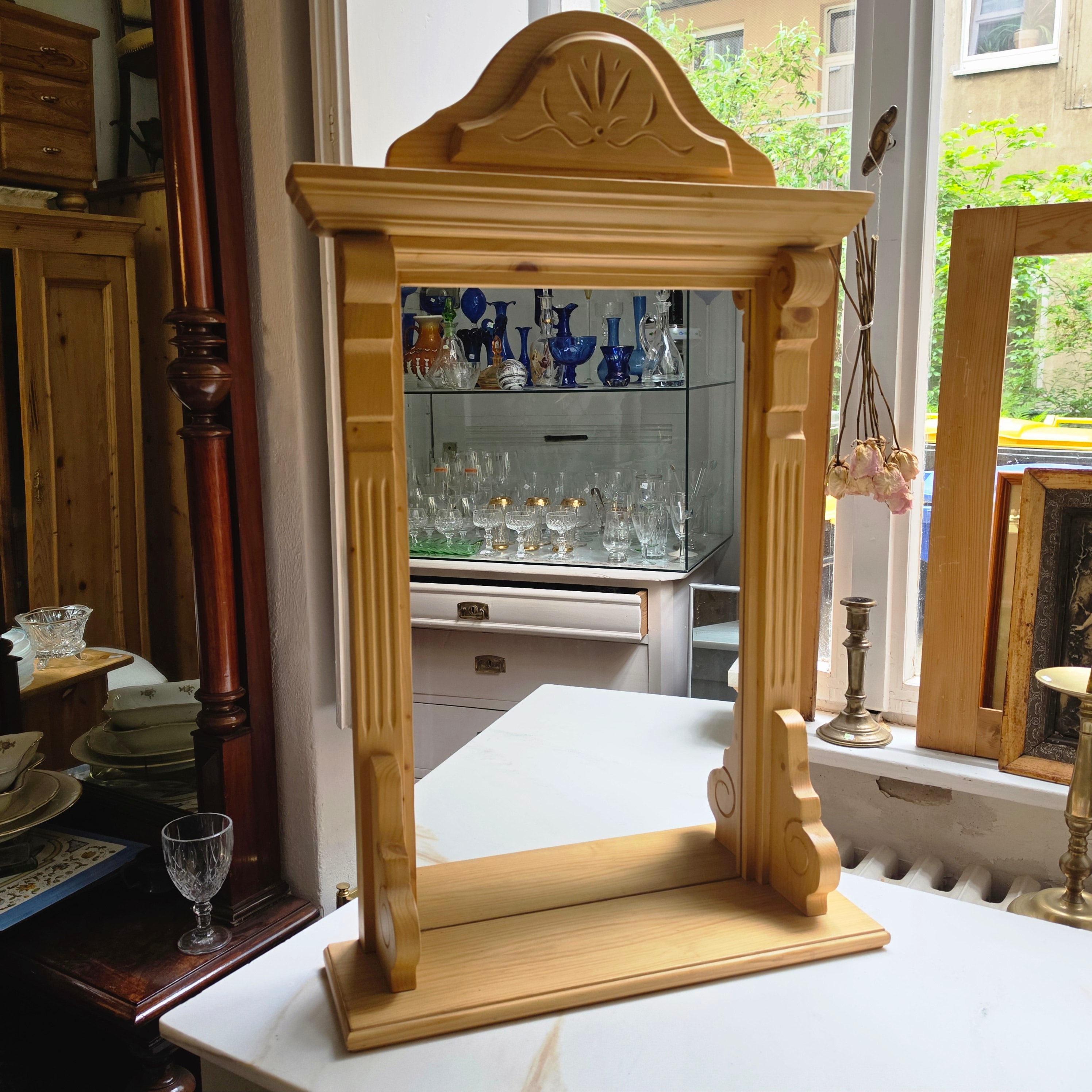 Charmanter Wandspiegel - Konsolenspiegel aus Massivholz - Kiefer/Fichte - mit Ablage