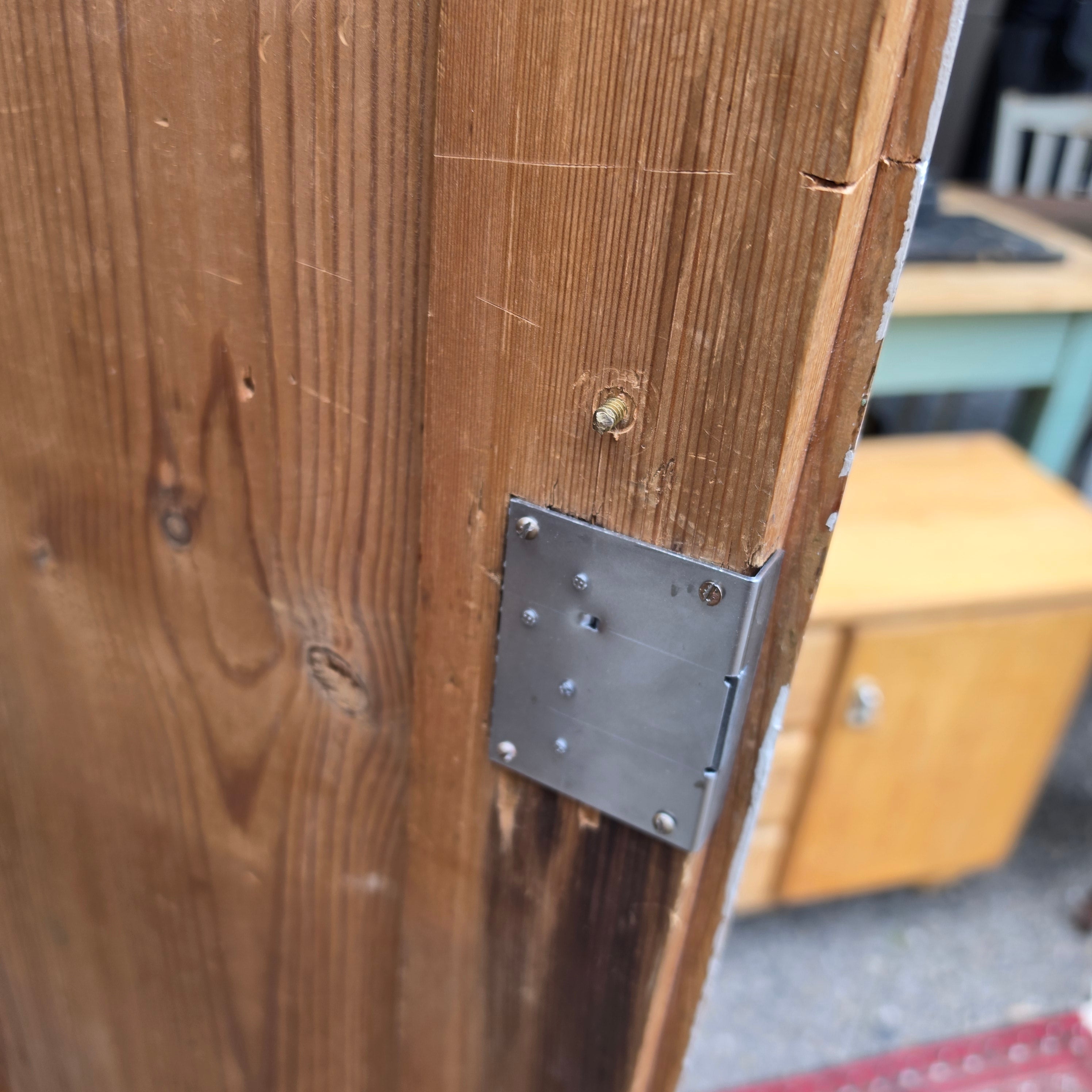 Abgeschliffener Jugendstil Holz Schrank Kleiderschrank AntikAntiker Holzschrank im Vintage Shabby-Chic Stil – Weiß patina
