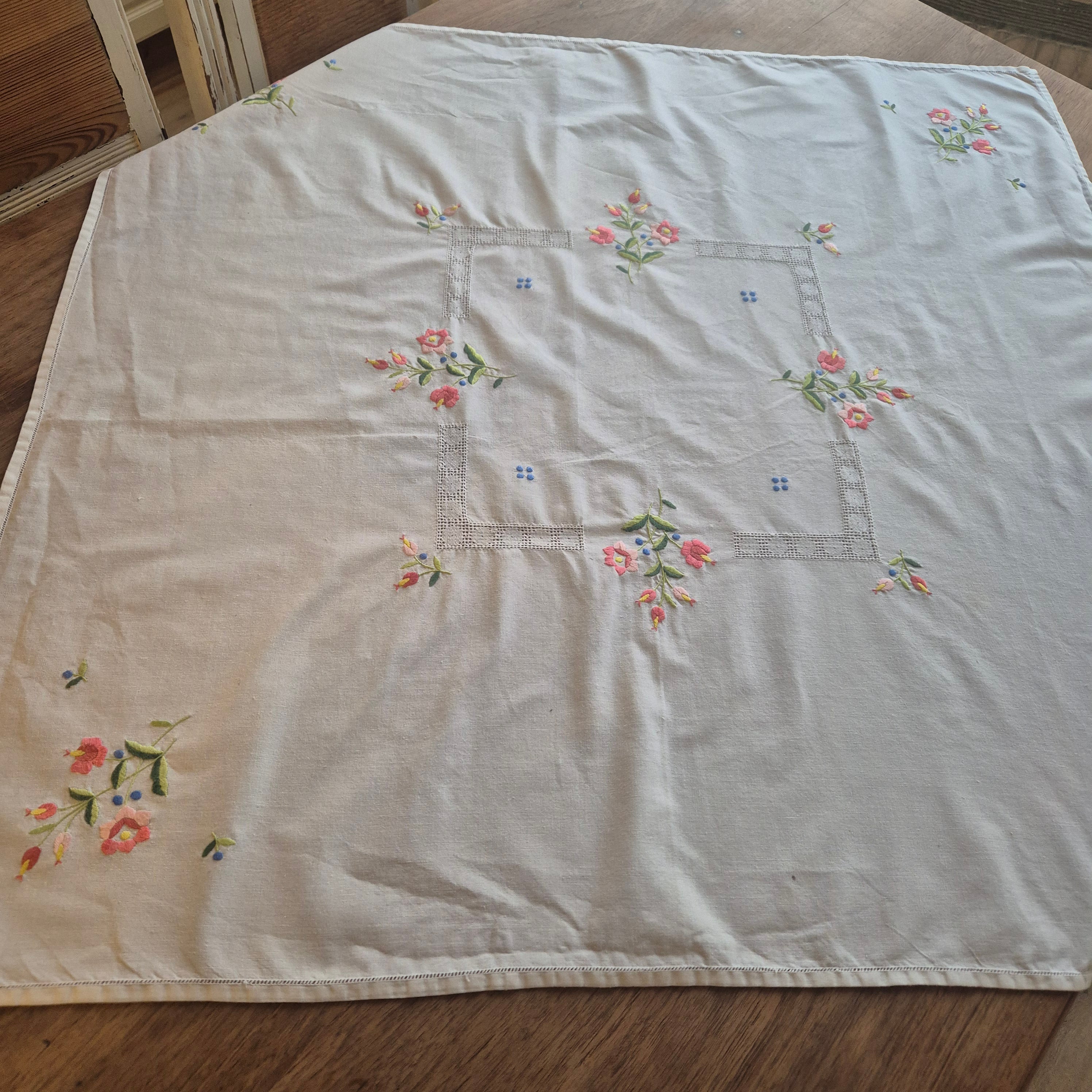 Vintage Tischdecke Baumwolle mit Blumenstickerei und durchbrochener Spitze 83x83cm