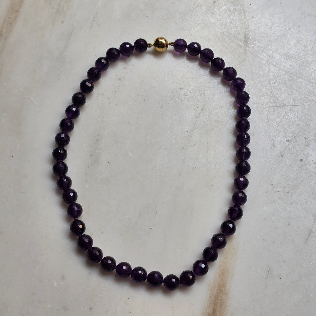 Elegante Perlenkette in Amethyst-Optik – Facettierte violette Perlen mit 925 Silber Magnetverschluss (vergoldet)