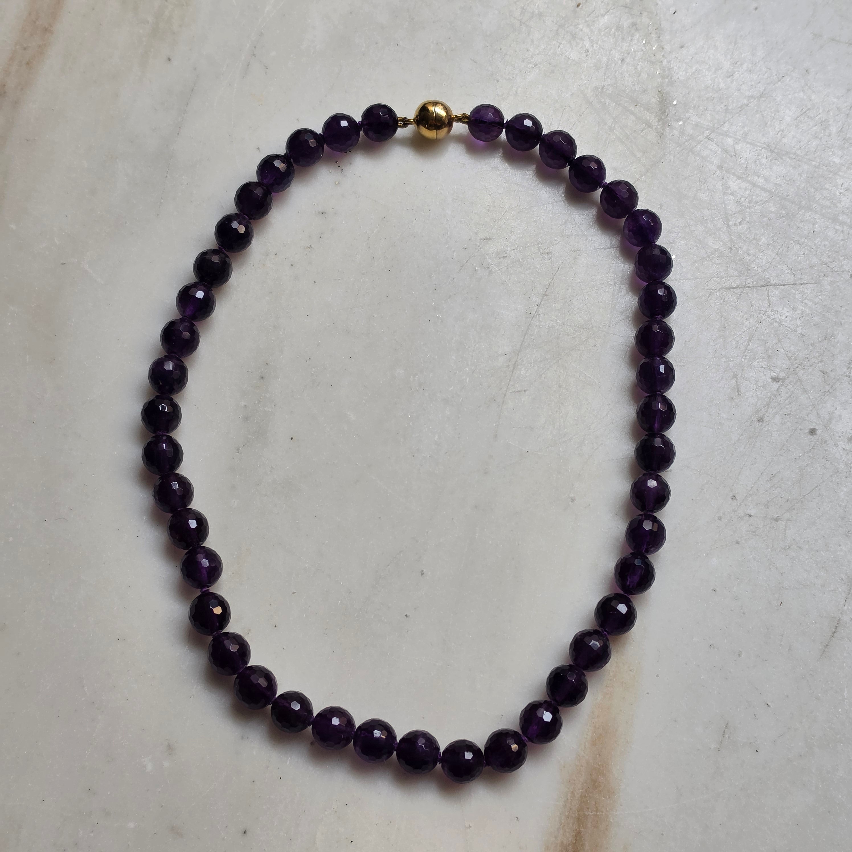 Elegante Perlenkette in Amethyst-Optik – Facettierte violette Perlen mit 925 Silber Magnetverschluss (vergoldet)
