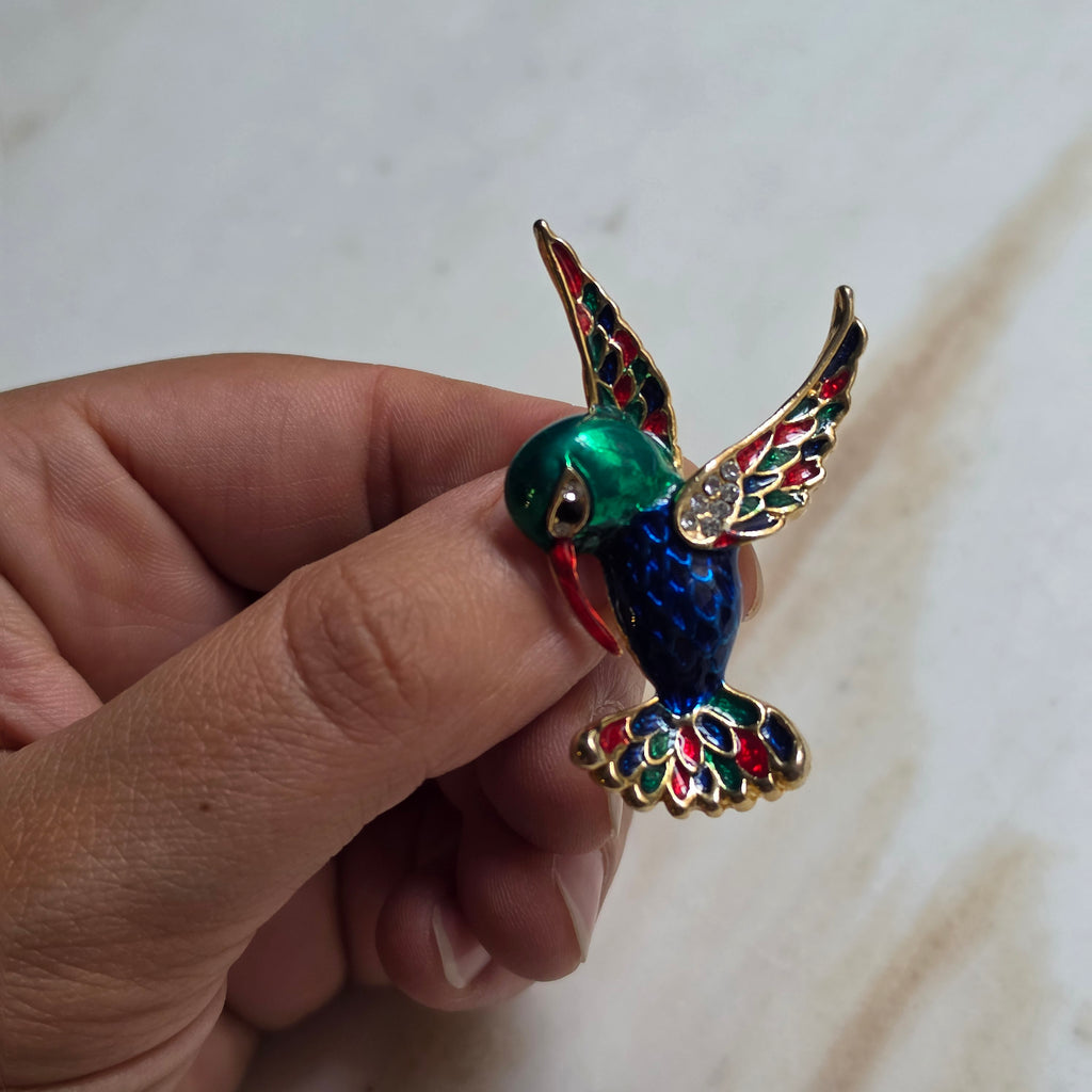 Exquisite Kolibri-Brosche – Bunter Emaille-Schmuck mit Kristall-Details