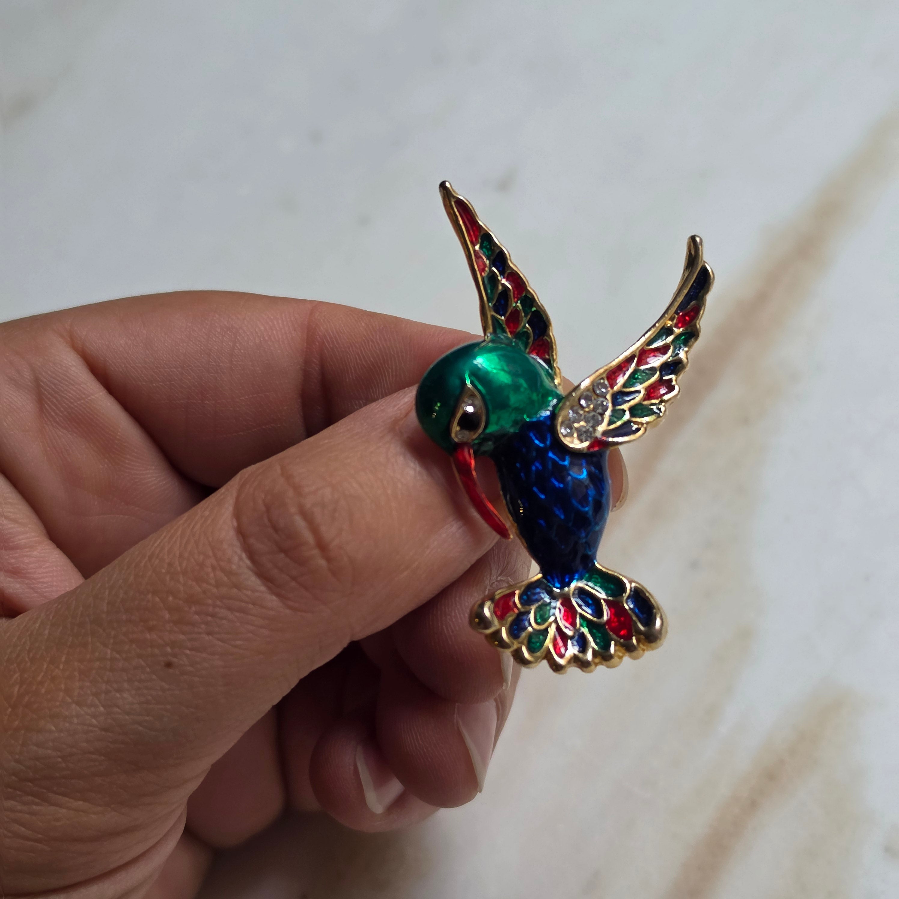 Exquisite Kolibri-Brosche – Bunter Emaille-Schmuck mit Kristall-Details