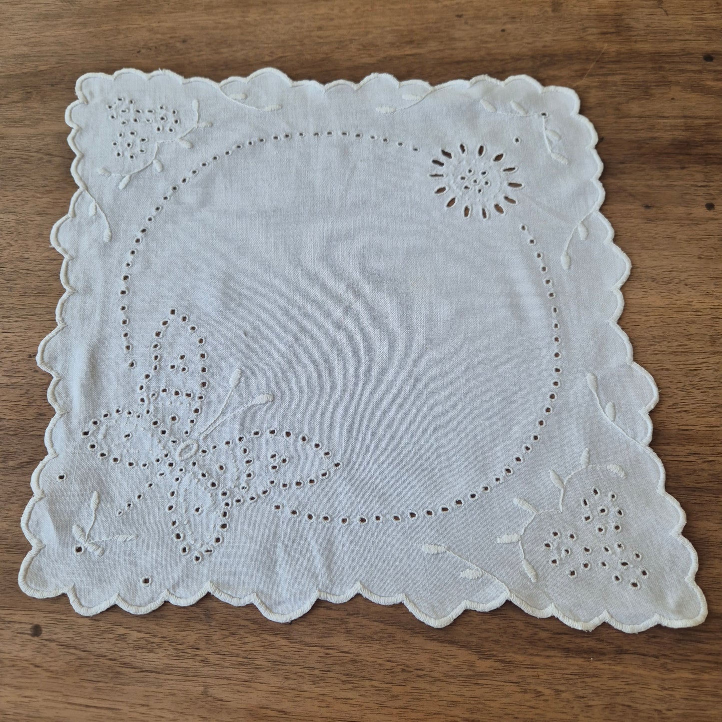 Antikes kleines Zierdeckchen weiß bestickt Schmetterling Baumwolle 35x35cm oval