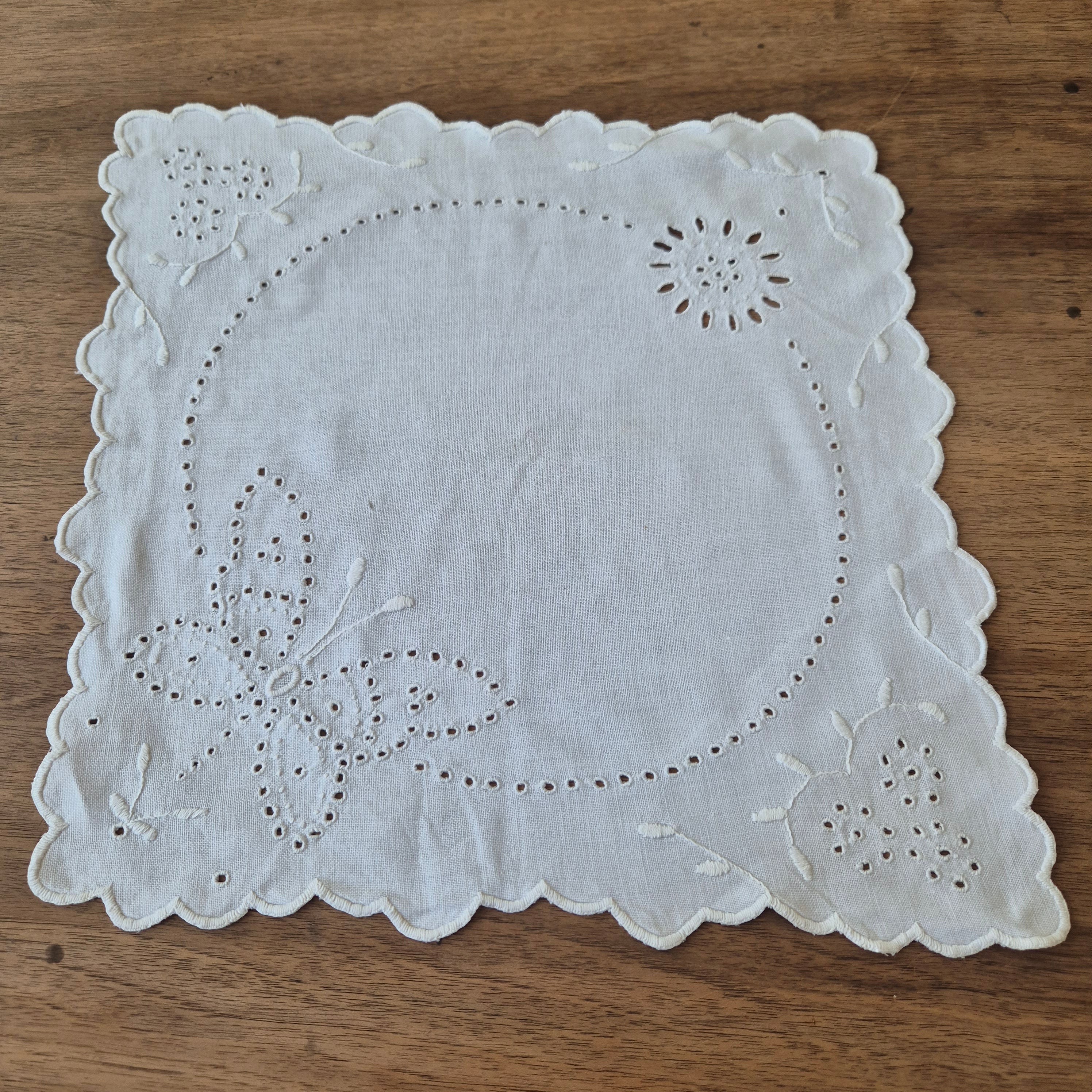 Antikes kleines Zierdeckchen weiß bestickt Schmetterling Baumwolle 35x35cm oval