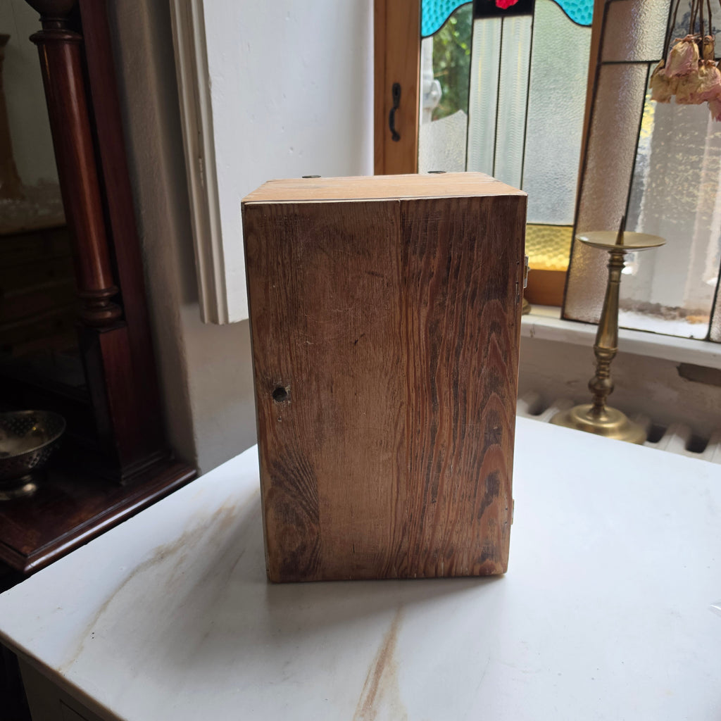 Rustikale Vintage-Holzkiste mit Deckel & Innenfach – Charmanter Holzkasten im Shabby Chic - Landhausstil