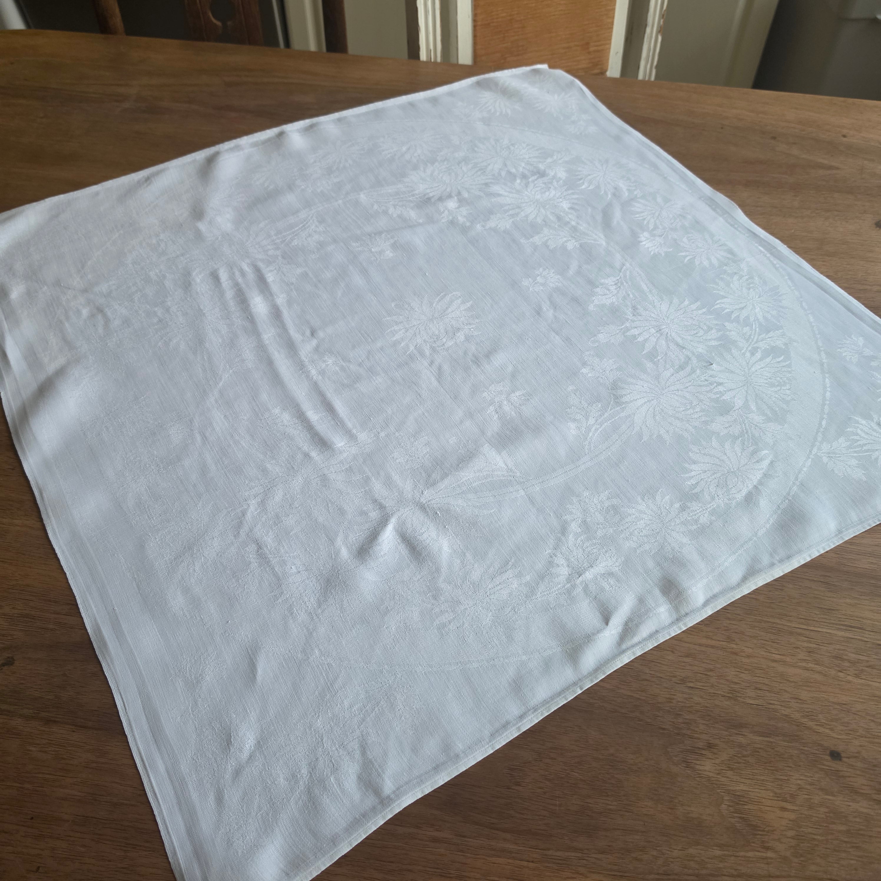 Antike Damast-Serviette mit floralem Chrysanthemen-Muster – Um 1900 - 62x62cm