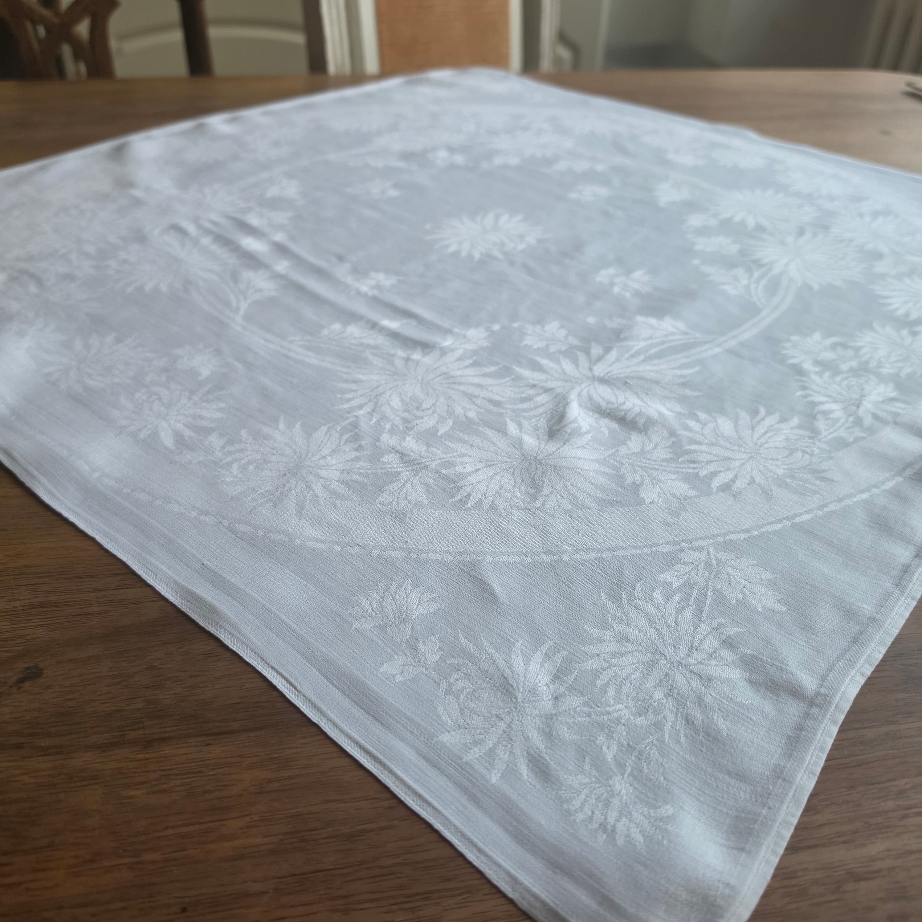 Antike Damast-Serviette mit floralem Chrysanthemen-Muster – Um 1900 - 62x62cm