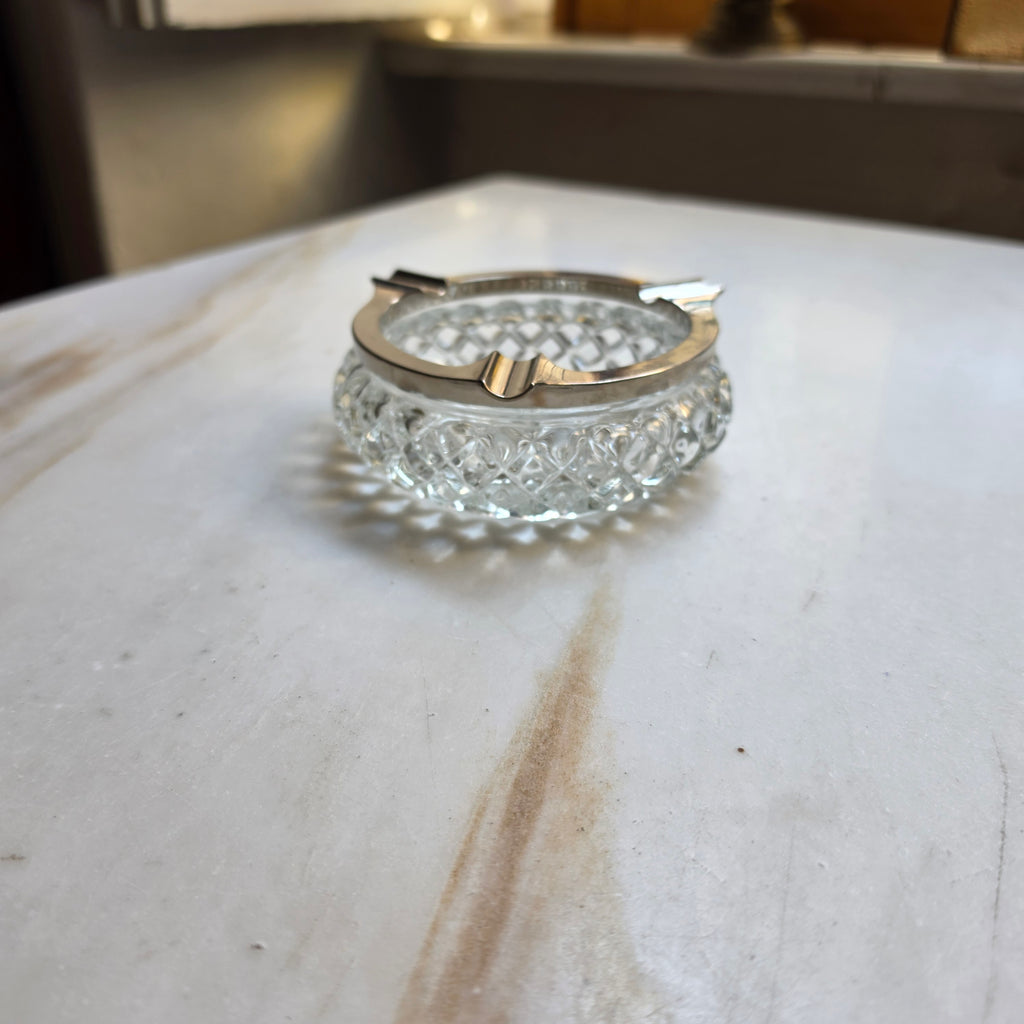 Vintage Kristall-Aschenbecher mit versilbertem Metallrand | Mid-Century Glas-Aschenbecher mit Rautenschliff