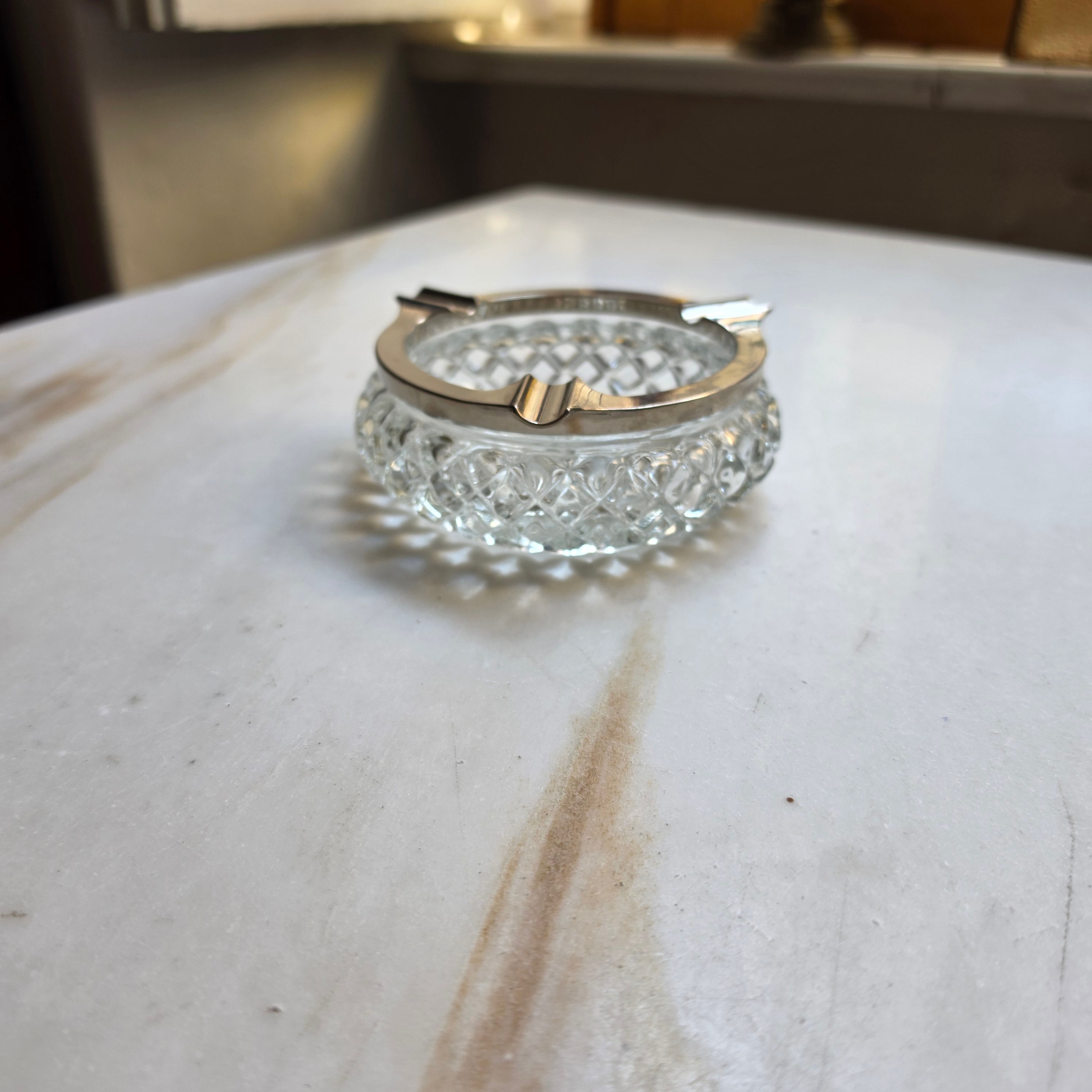 Vintage Kristall-Aschenbecher mit versilbertem Metallrand | Mid-Century Glas-Aschenbecher mit Rautenschliff
