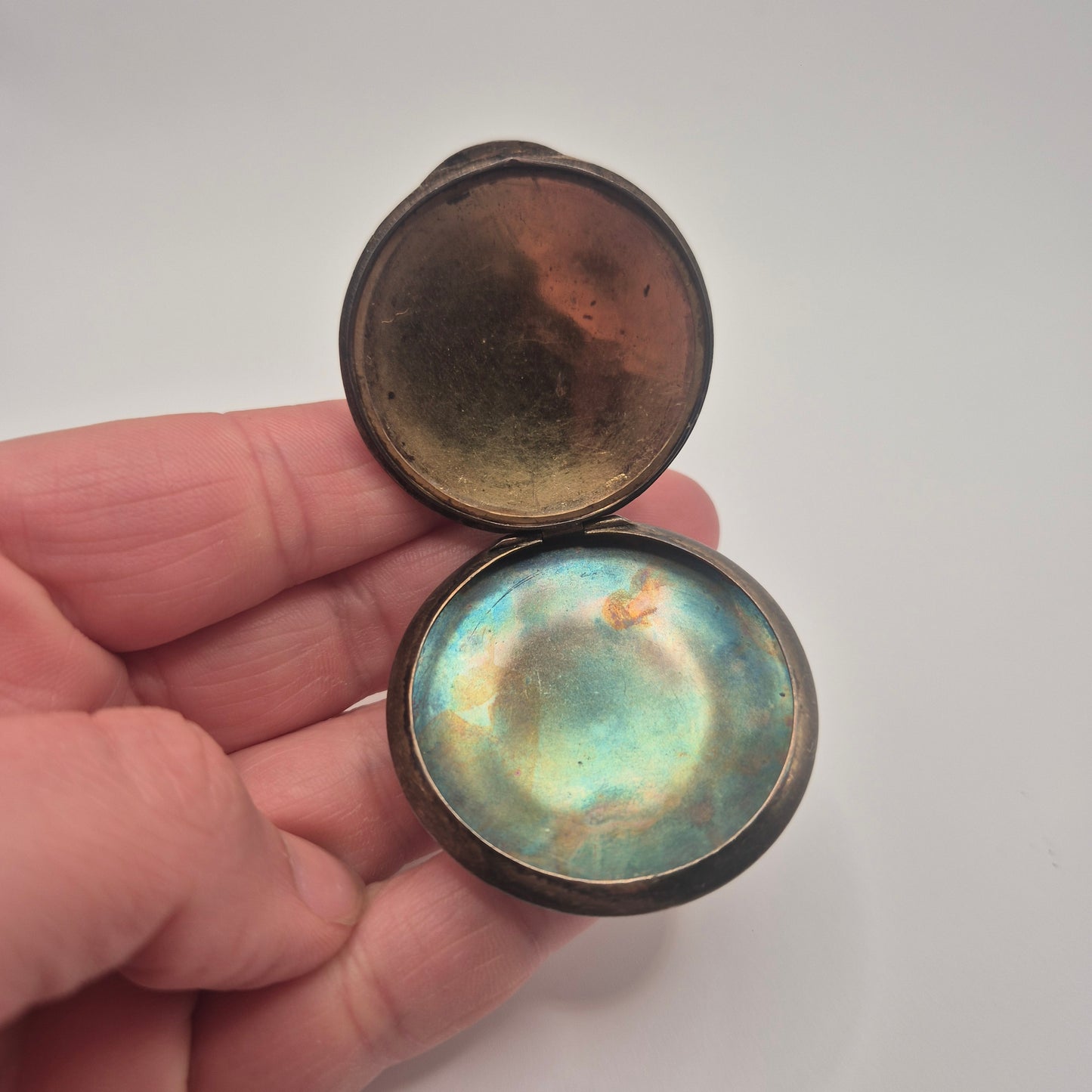 Charmante Vintage-Metalldose – Romantisches Rosen-Design mit Guilloché-Emaille