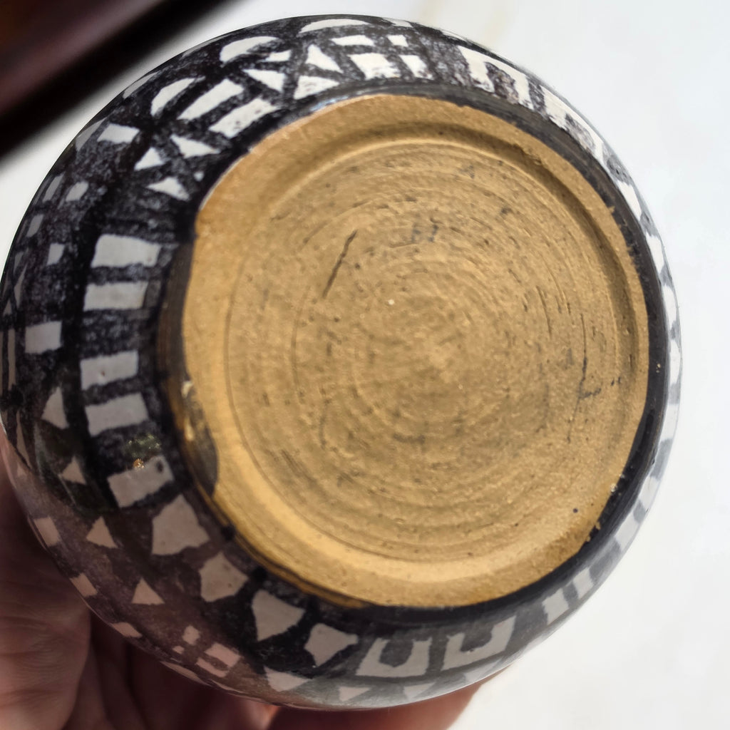 Artisan Keramik-Vase, handbemalt im folkloristischen Mid-Century-Stil