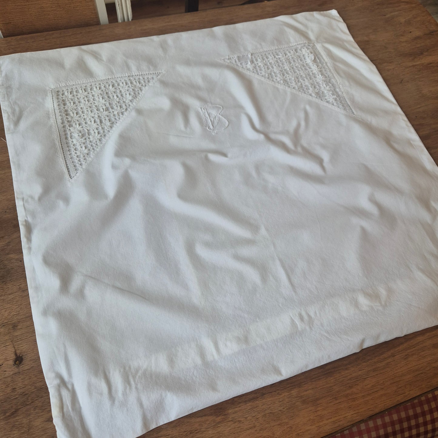Antiker Kopfkissenbezug mit zarter Stickerei 73x72cm Baumwolle Monogramm H.B (beschädigt)