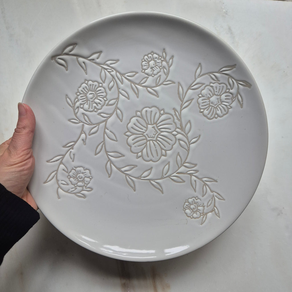 Großer Cremeweißer Keramik Teller mit Blumenmuster