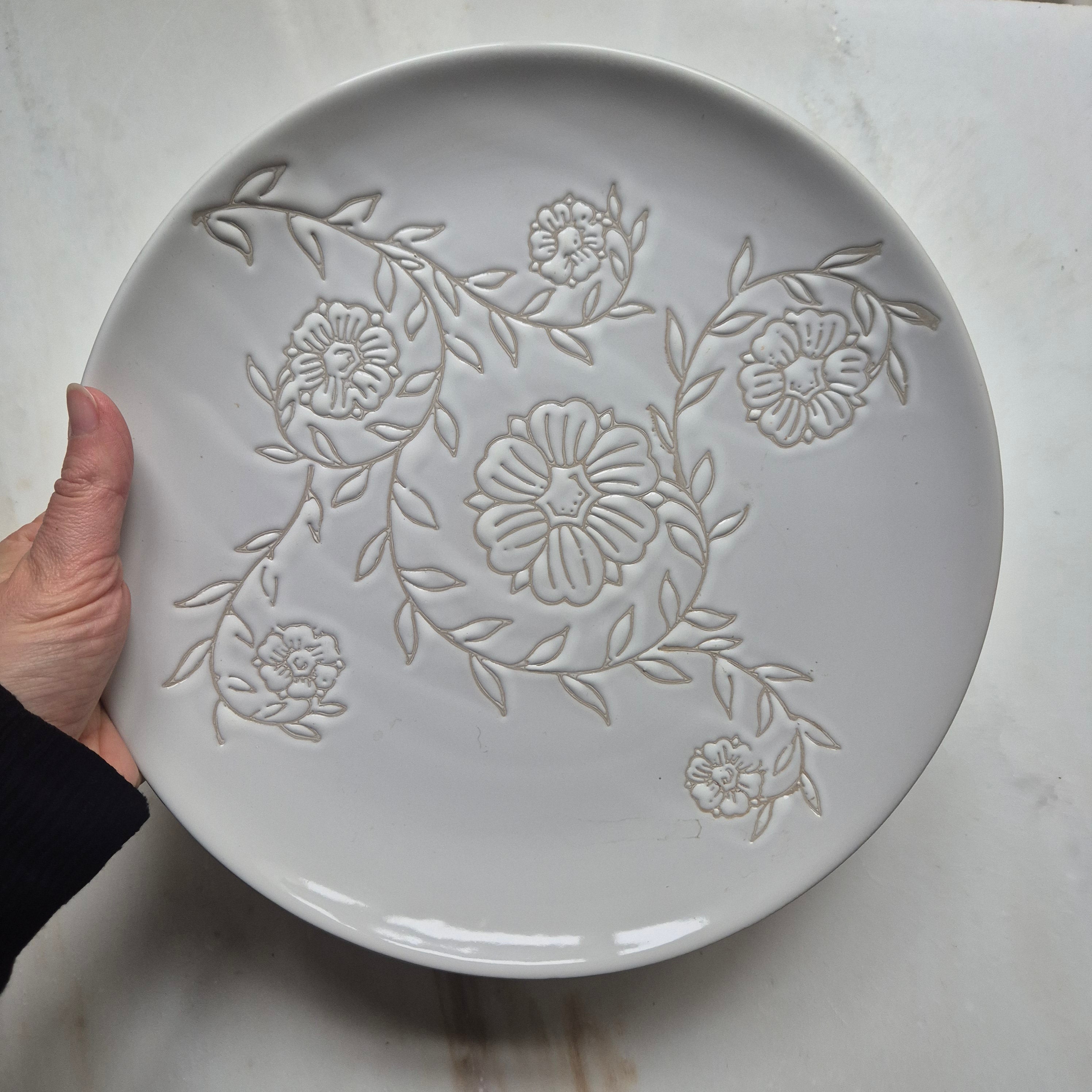 Großer Cremeweißer Keramik Teller mit Blumenmuster