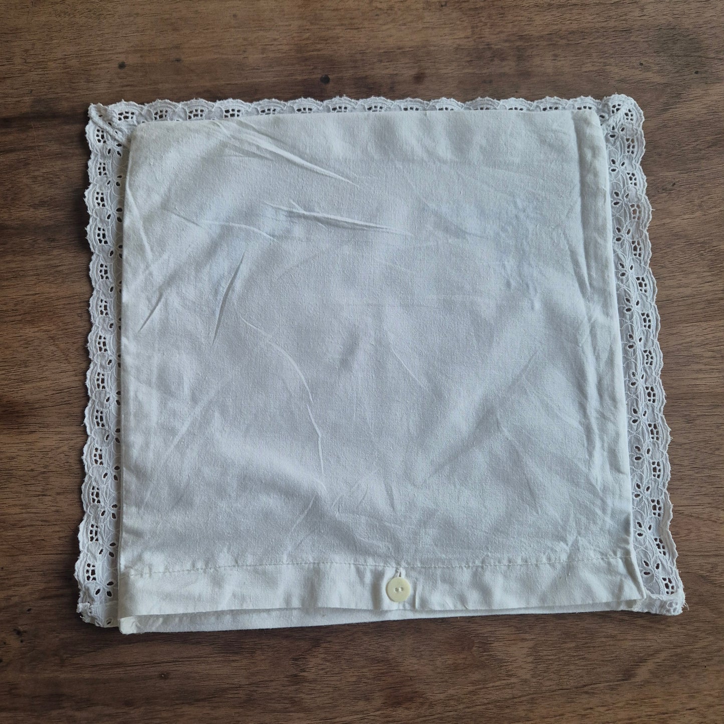 Kleine weiße Kissenhülle mit Spitzenrand und blauem Stickmuster 35x35cm
