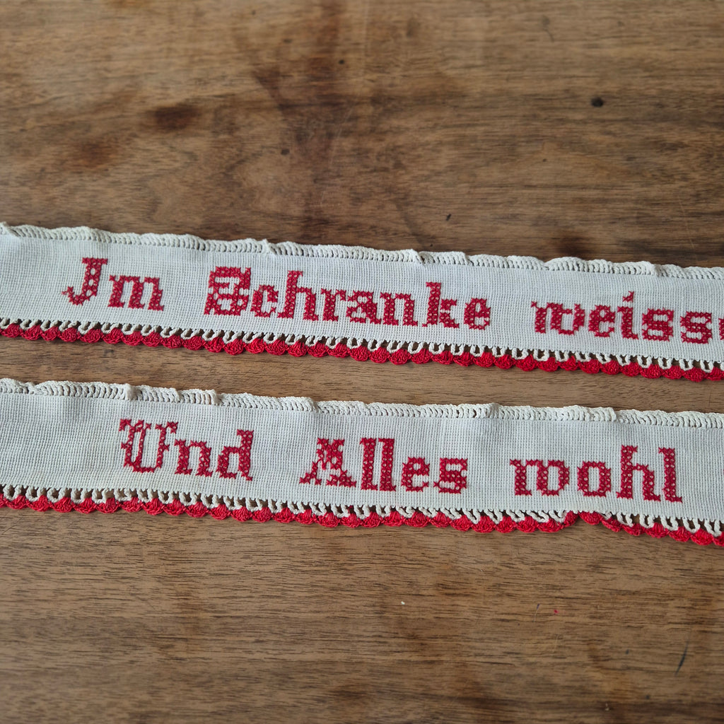 2x Antike handbestickte Spitze Küchenregal Leinen Spruch: Im Schranke weißes Linnen und alles Wohl vermahrt"Landhaus